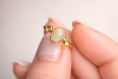 Anillo de oro de 14k con cabujón de ópalo y peridotos