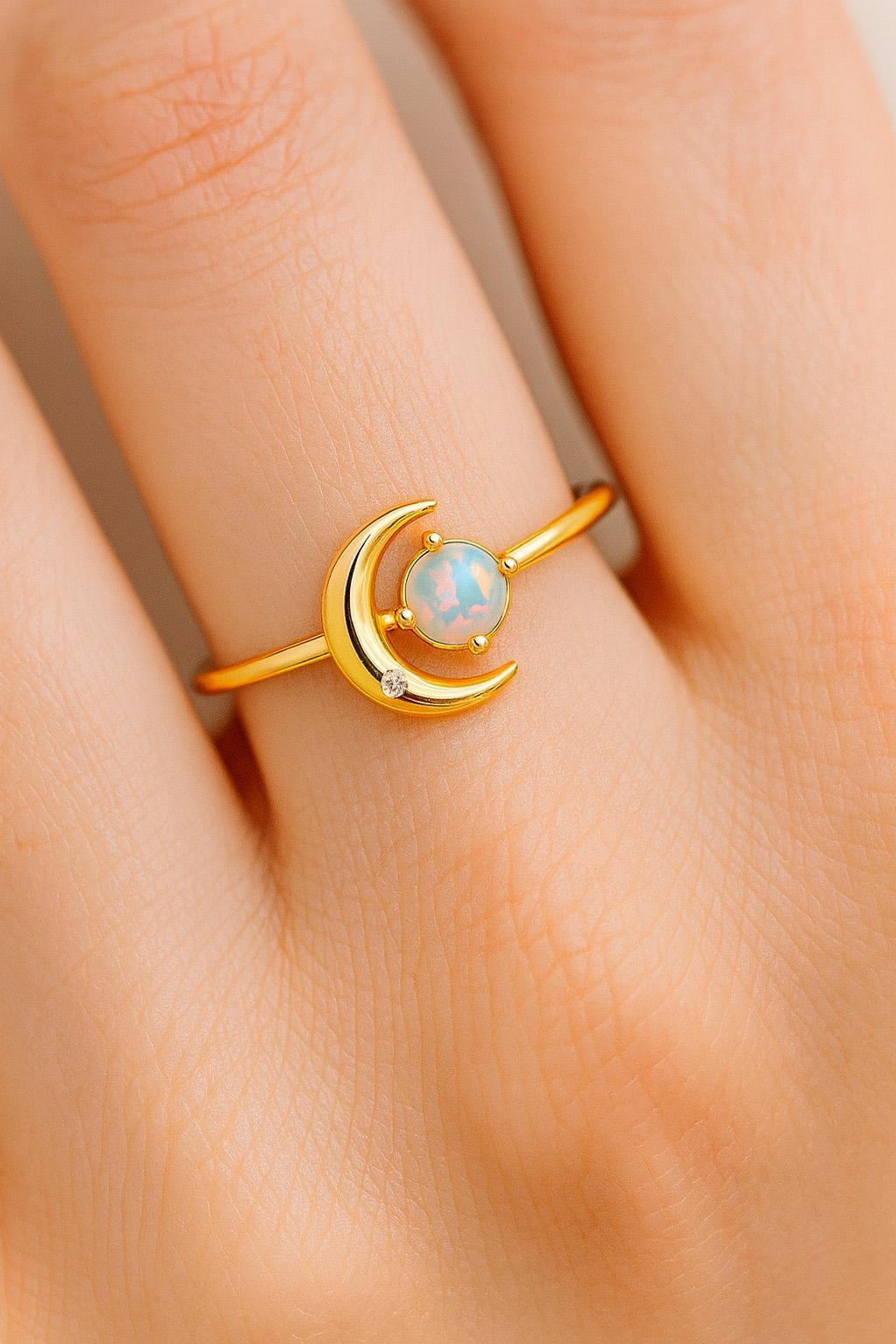 En venta: Anillo de oro de 14k con cabujón de ópalo: Anillo Luna Creciente  2