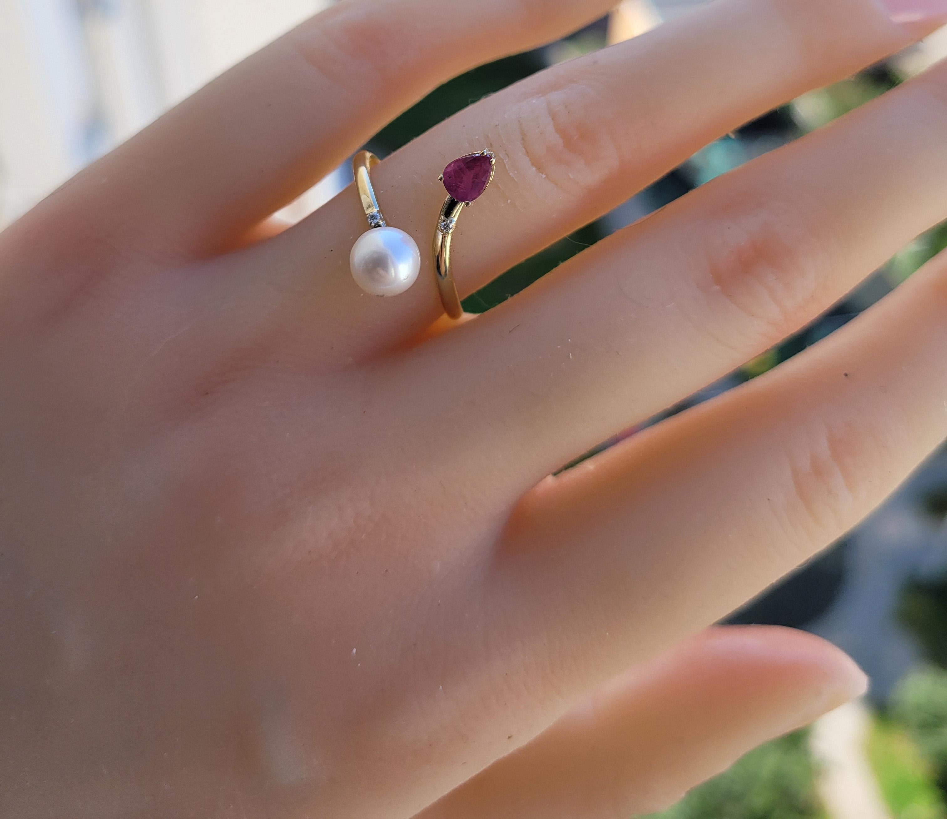 in vendita:  Anello in oro 14k con perle, rubini e diamanti 3