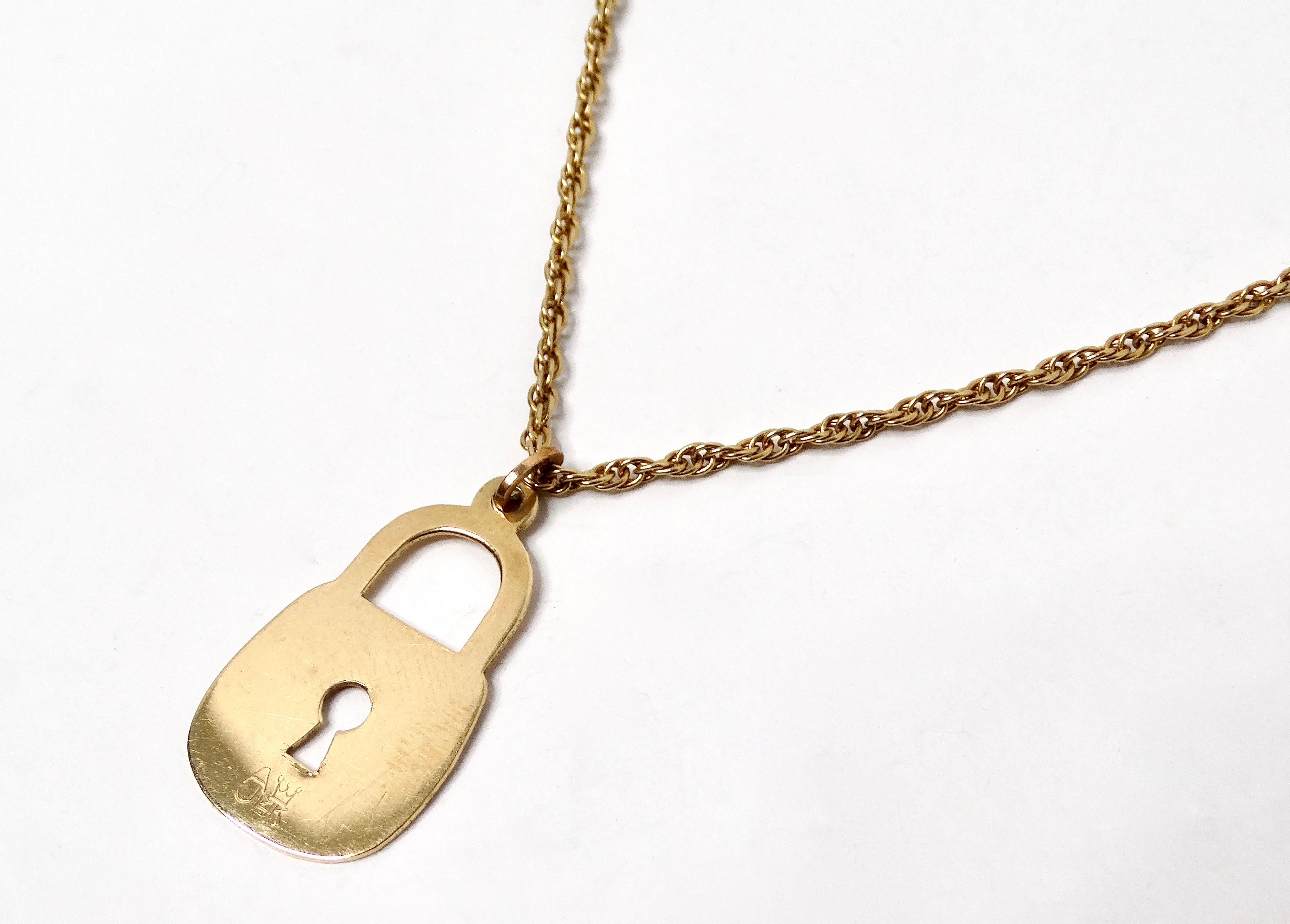 Collana con lucchetto piatto a catena in oro 14k, circa anni '90 In condizioni buone in vendita a Scottsdale, AZ