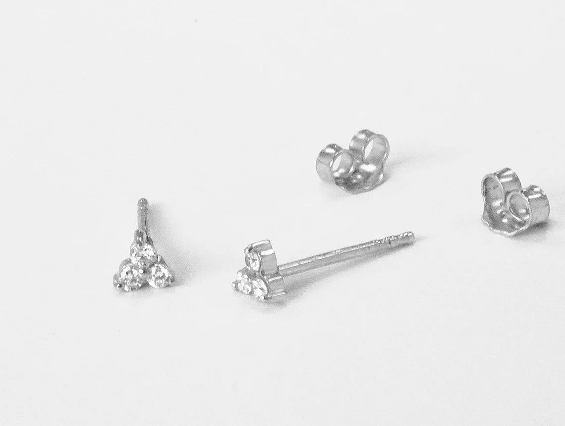 14k Gold Rundschliff Diamant Trio Tiny Ohrstecker Tiny Cluster Ohrstecker im Angebot 1