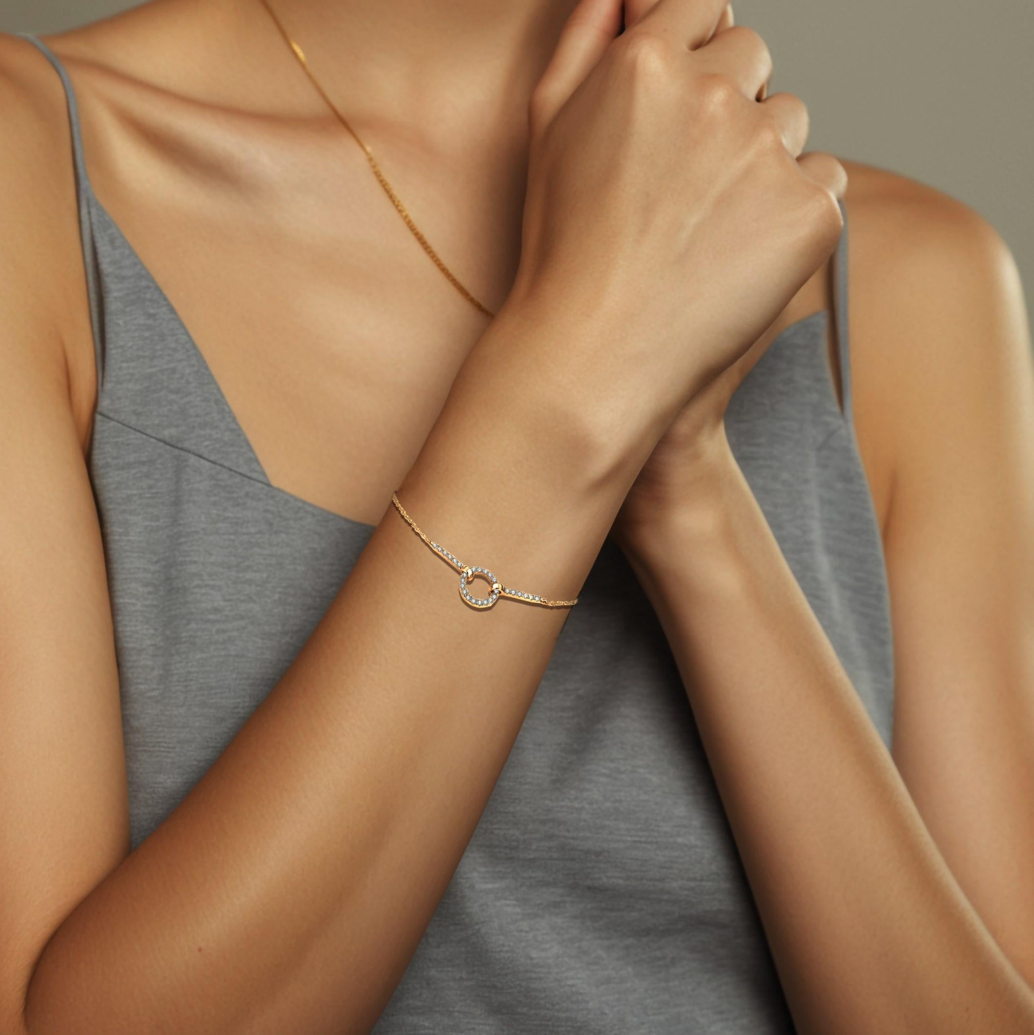Sertis dans un riche or 14K, les diamants pavés captent magnifiquement la lumière, ajoutant élégance et sophistication à toute tenue. Avec son attrait intemporel, ce bracelet est parfait pour le quotidien comme pour les occasions spéciales, qu'il