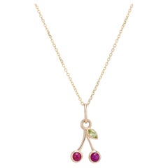 Collar con colgante de cereza con rubí en cabujón de oro de 14k
