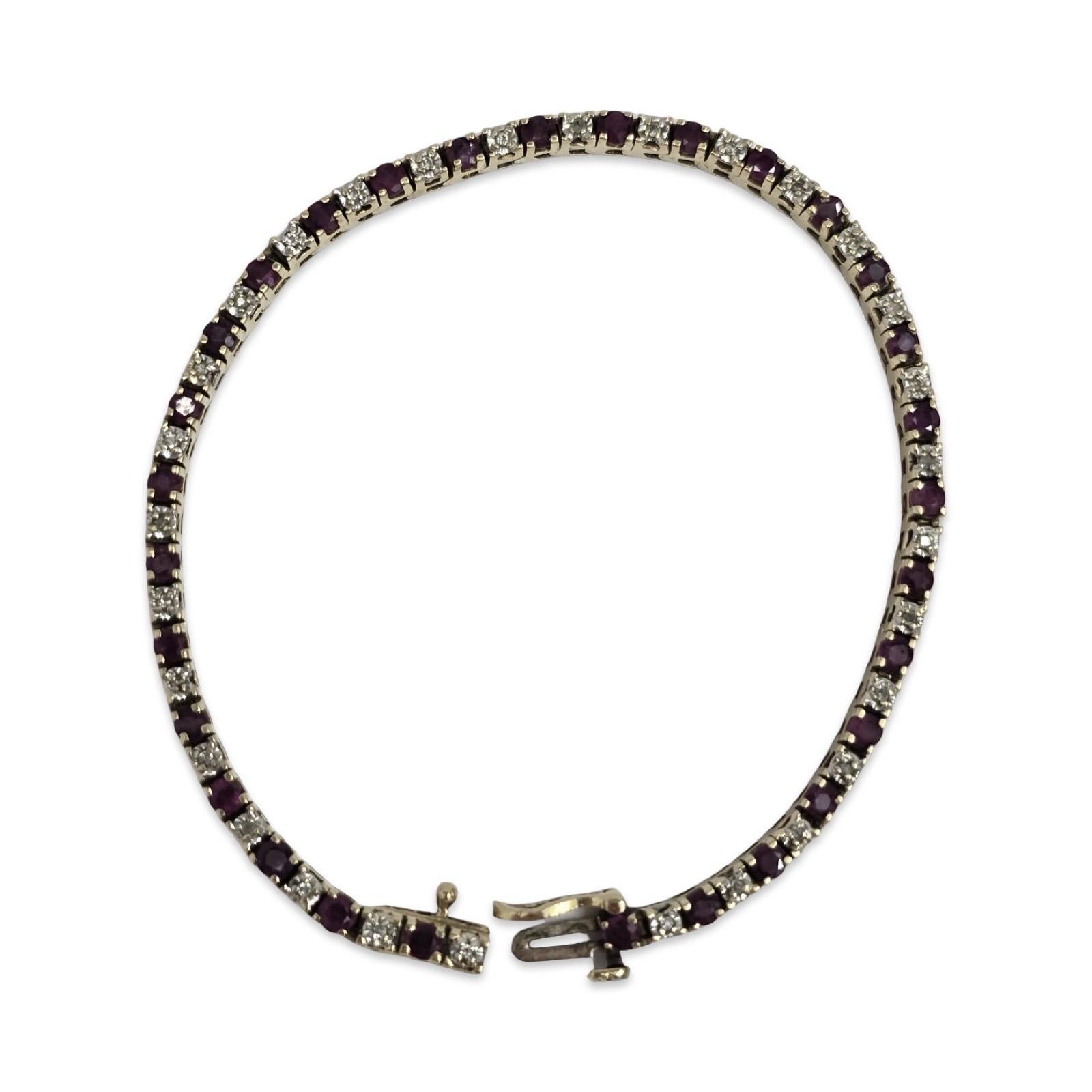 Elegantes Tennisarmband aus 14 Karat Gelbgold mit 30 lebhaften runden Rubinen von 2,6 mm (2,10ct) und 30 funkelnden natürlichen Diamanten von 1 mm (0,15ct) mit einem Gesamtgewicht von 2,25 Karat. Mit einer Länge von 7 Zoll und einem Gewicht von 9,1