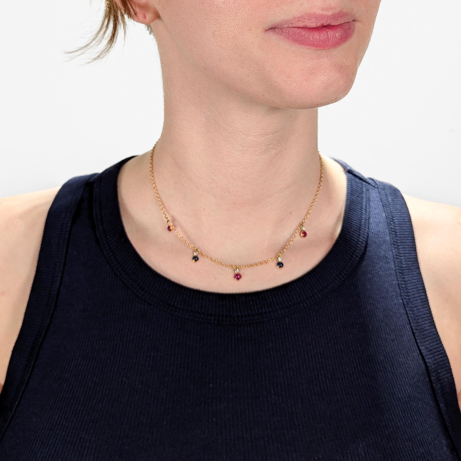 Un fino collar en forma de gota de estación.

En oro amarillo de 14 quilates.

Con gotas alternas de rubíes y diamantes y gotas de zafiros azules y diamantes en un collar de eslabones de cadena ovalada.

Marcado 585 en el cierre.

¡Simplemente un