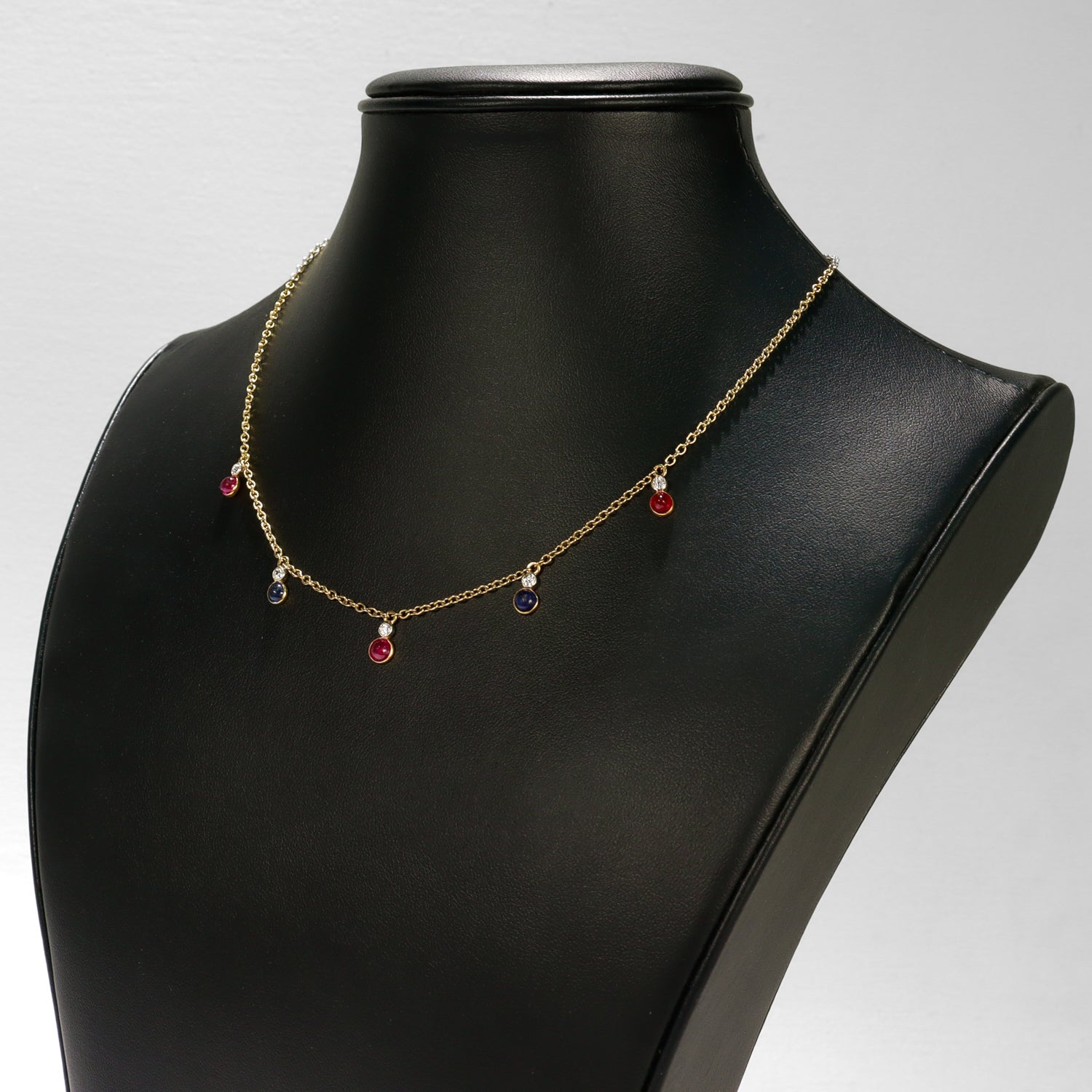 Collar de oro de 14 quilates, rubí, zafiro y diamantes con gota de estación en venta 3