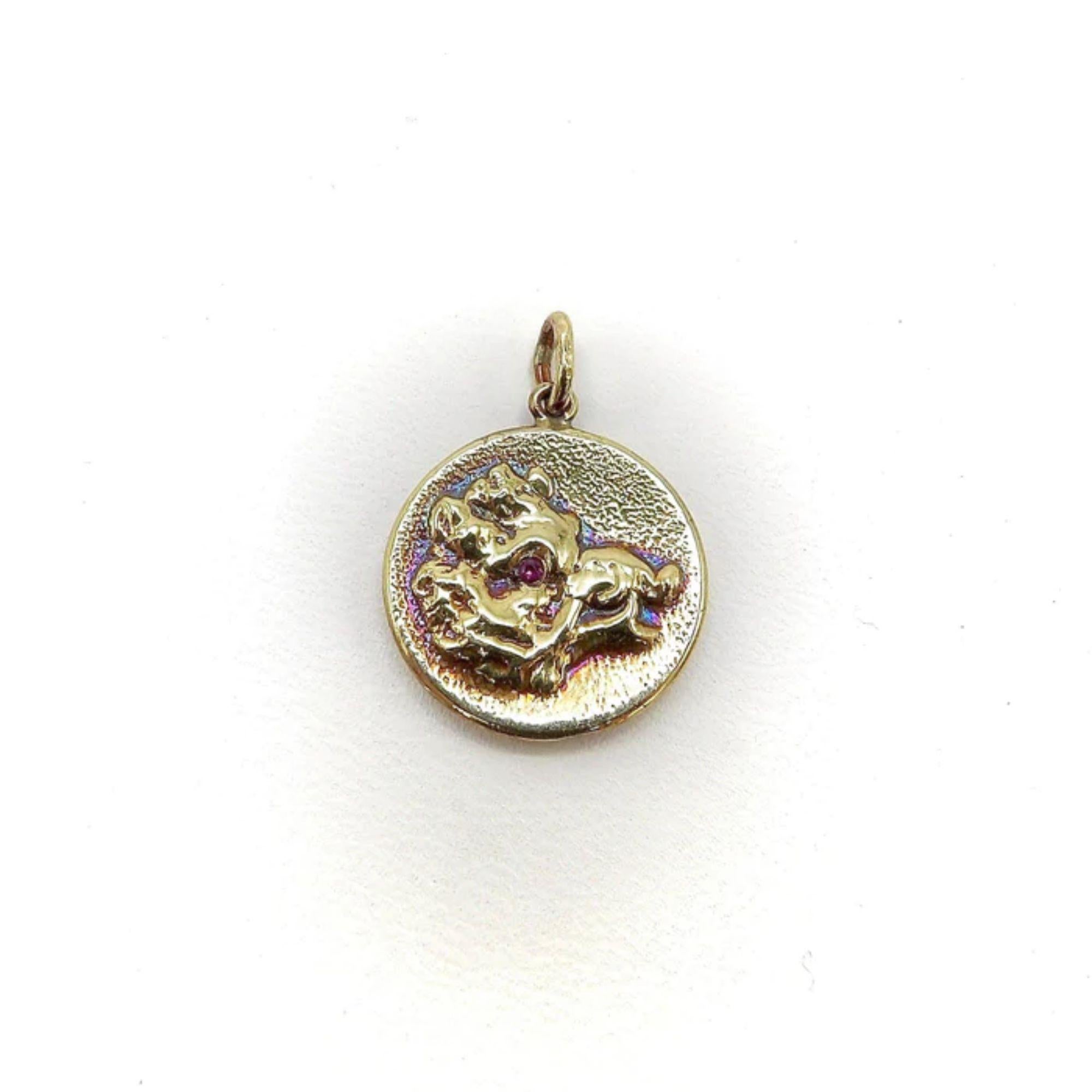 Colgante-dije de jabalí de inspiración victoriana en oro de 14k y rubí Contemporáneo en venta