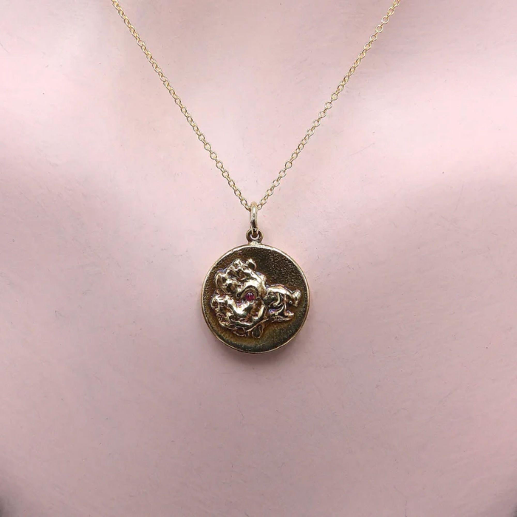 Femenino o masculino Colgante-dije de jabalí de inspiración victoriana en oro de 14k y rubí en venta