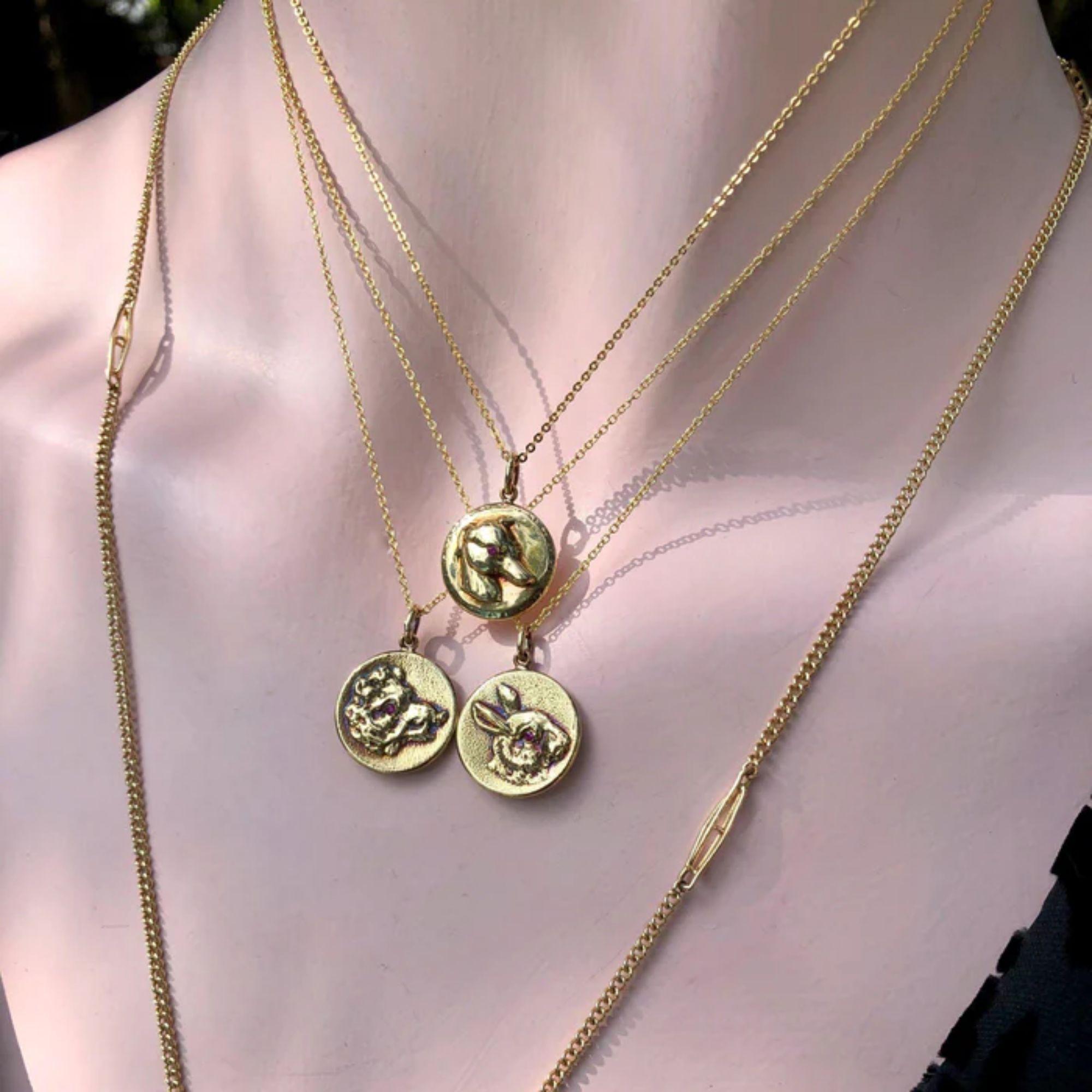 Colgante-dije de jabalí de inspiración victoriana en oro de 14k y rubí en venta 1