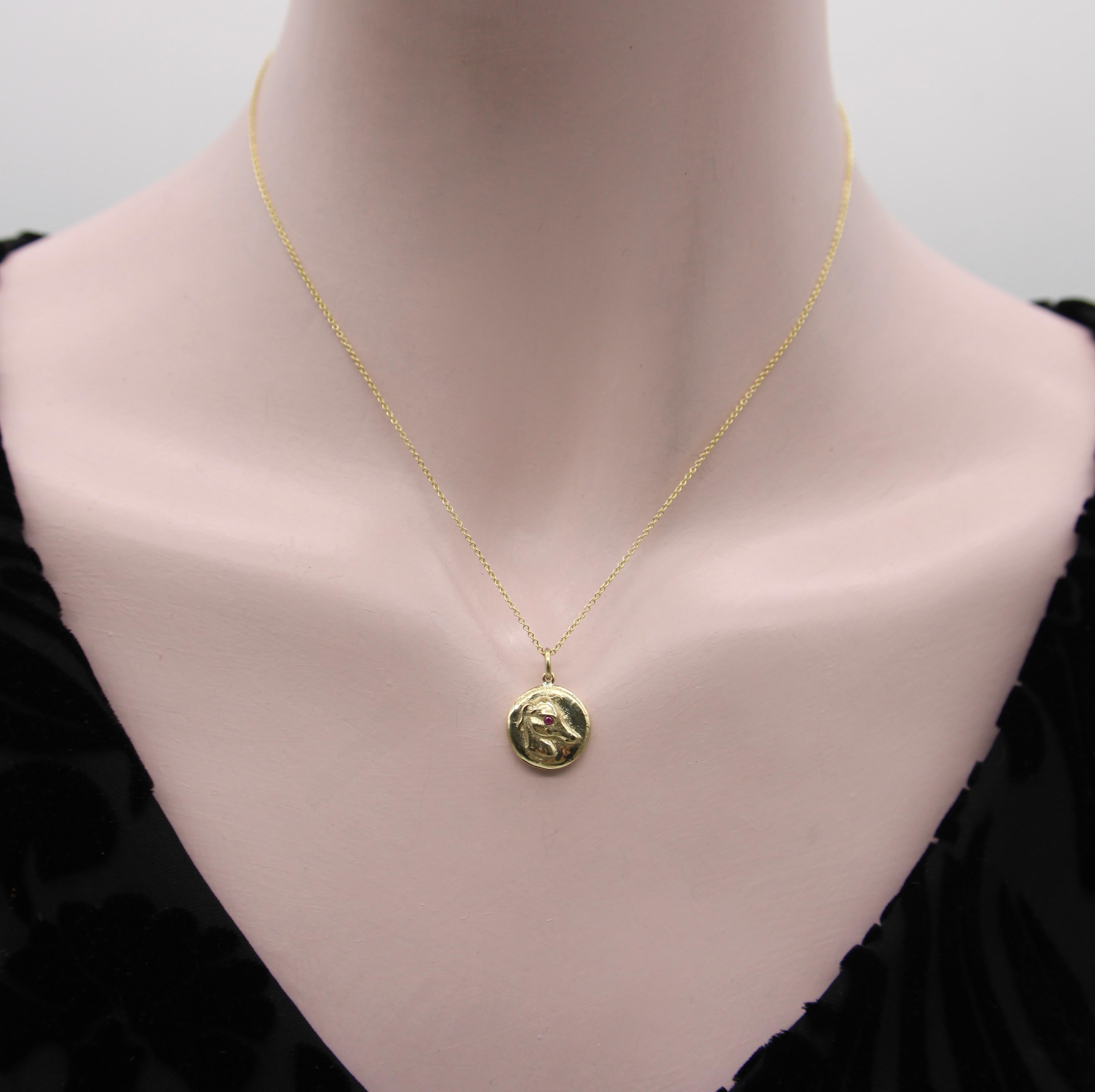 Ciondolo Whippet in oro 14K e rubino di ispirazione vittoriana in vendita 1