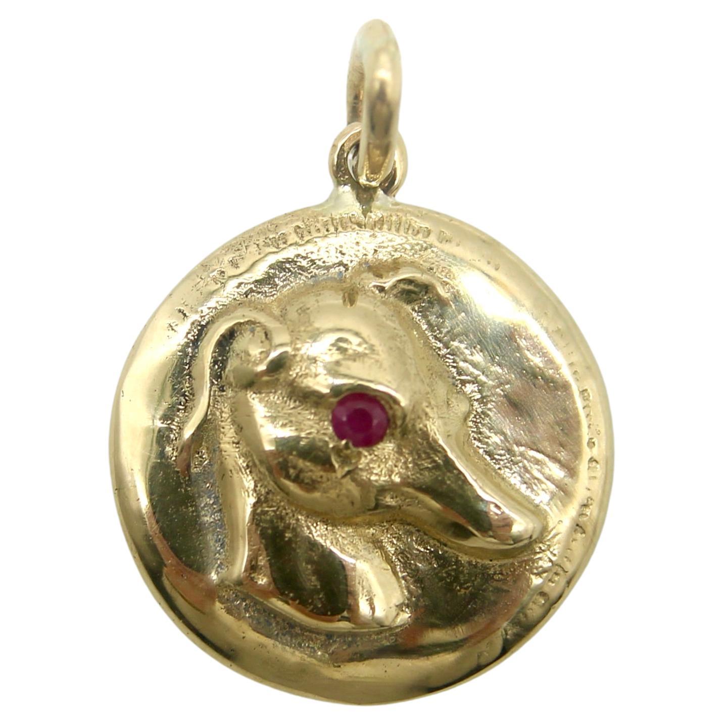 Ciondolo Whippet in oro 14K e rubino di ispirazione vittoriana