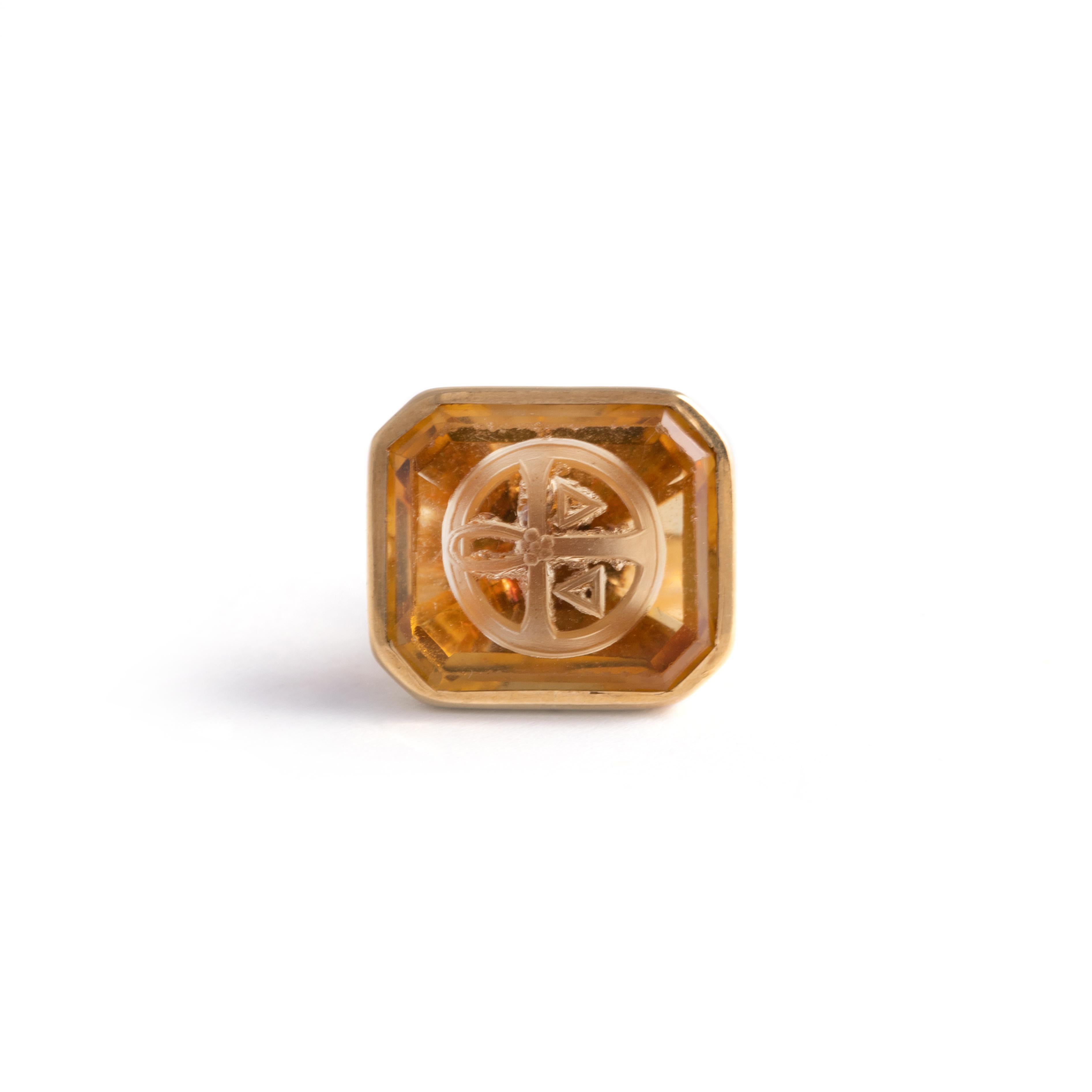 14K gold seal holding an intaglio on an orange stone.
Dimensions: 1.40 centimeters x 1.20 centimeters. 
Gross weight: 2.88 grams.