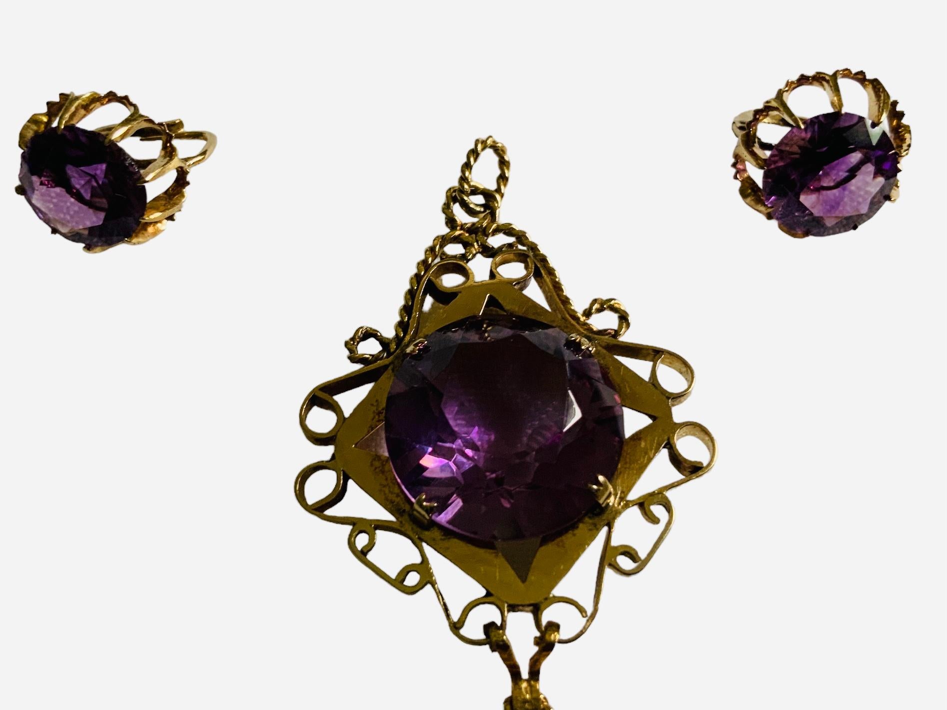 14K Gold Set Of Amethyst Pendant And Pair Of Earrings In Good Condition For Sale In Guaynabo, PR