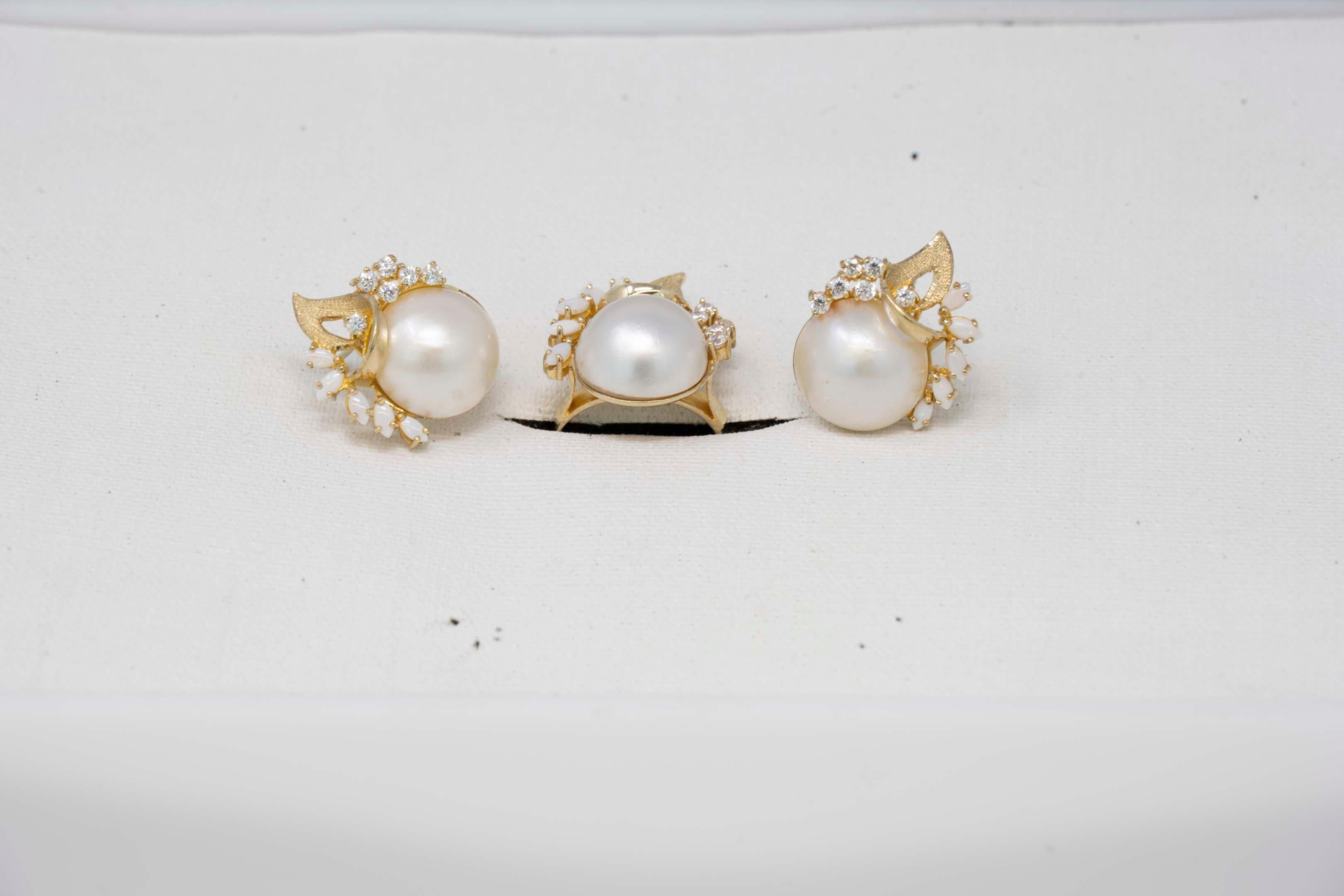 Taille ronde Ensemble de bague et boucles d'oreilles en or 14 carats, perles Mabe, opale et diamants en vente