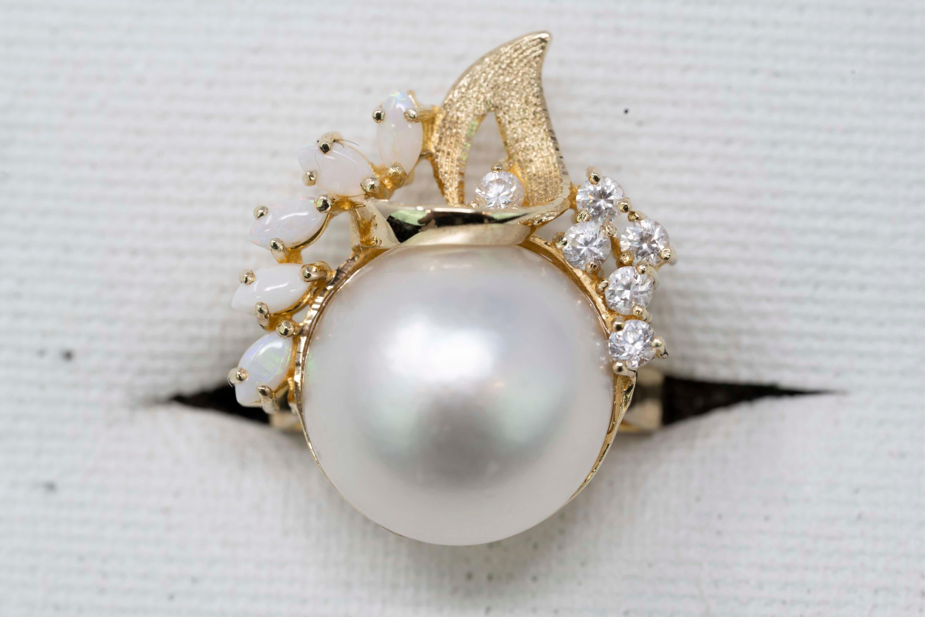 14k Gold Set of Ring & Earrings Mabe Pearl Opal and Diamonds In Good Condition For Sale In Montreal, QC