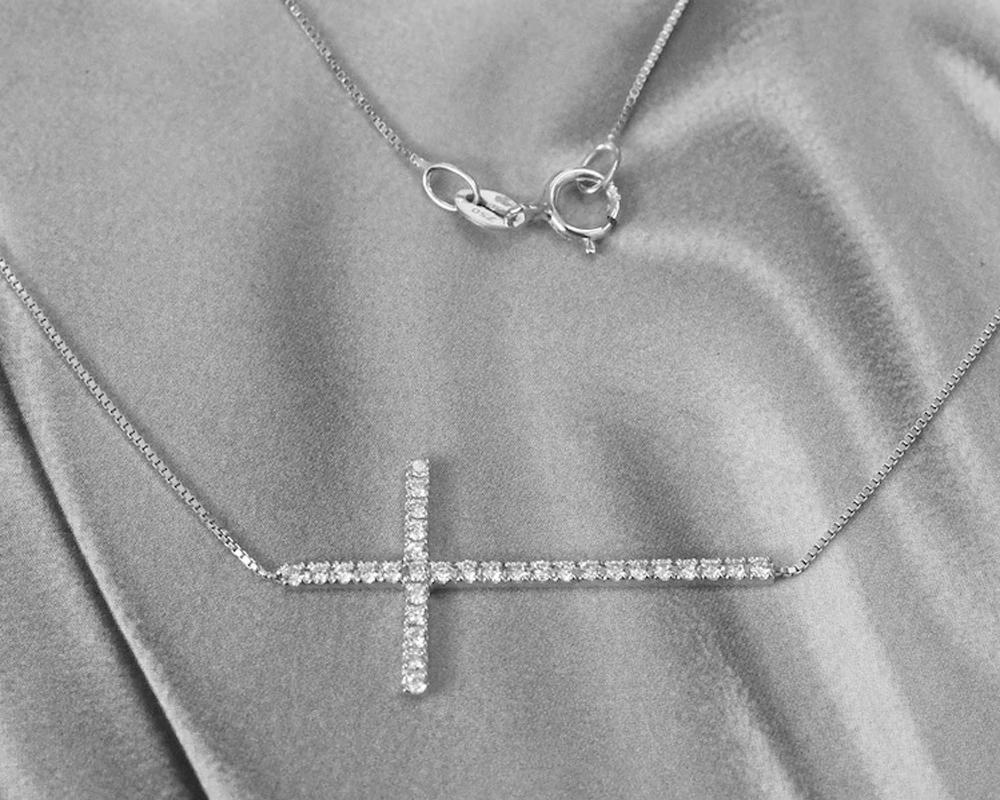 Moderne Collier en forme de croix en or 14 carats avec diamants brillants naturels en vente