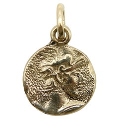 Ciondolo in oro 14K con firma del guerriero Achille