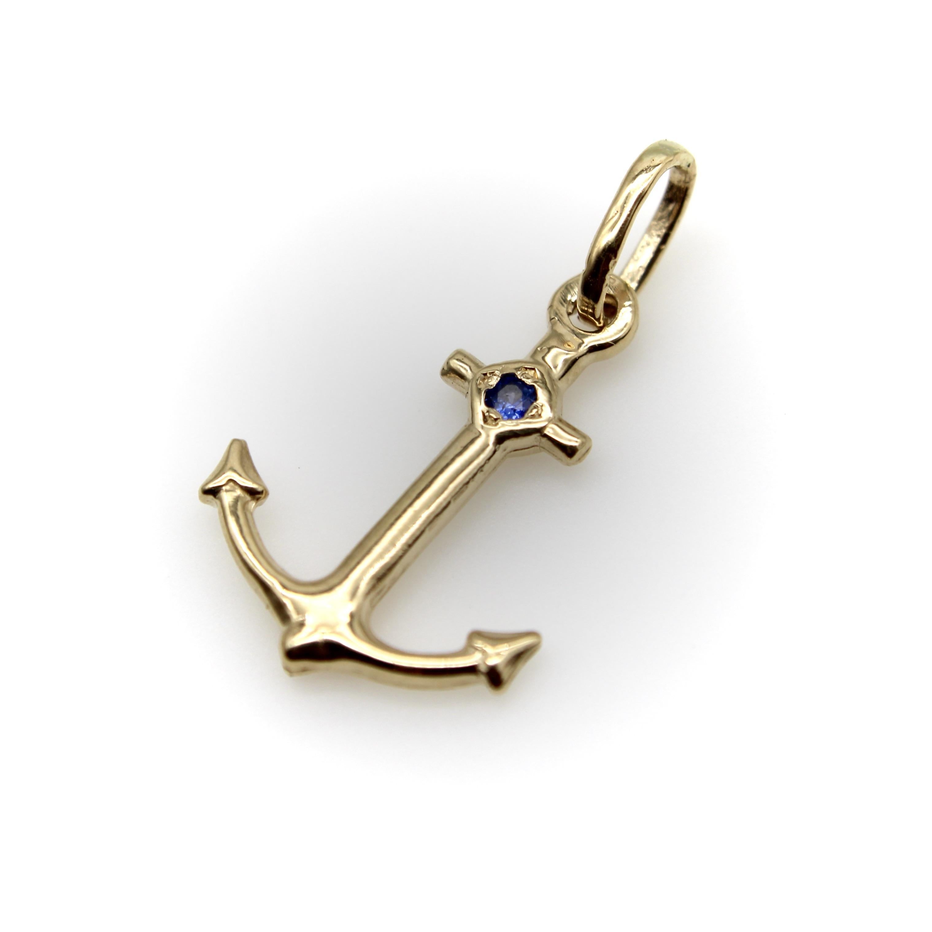 Contemporaneo Charm ad ancora in oro 14K con zaffiro in vendita
