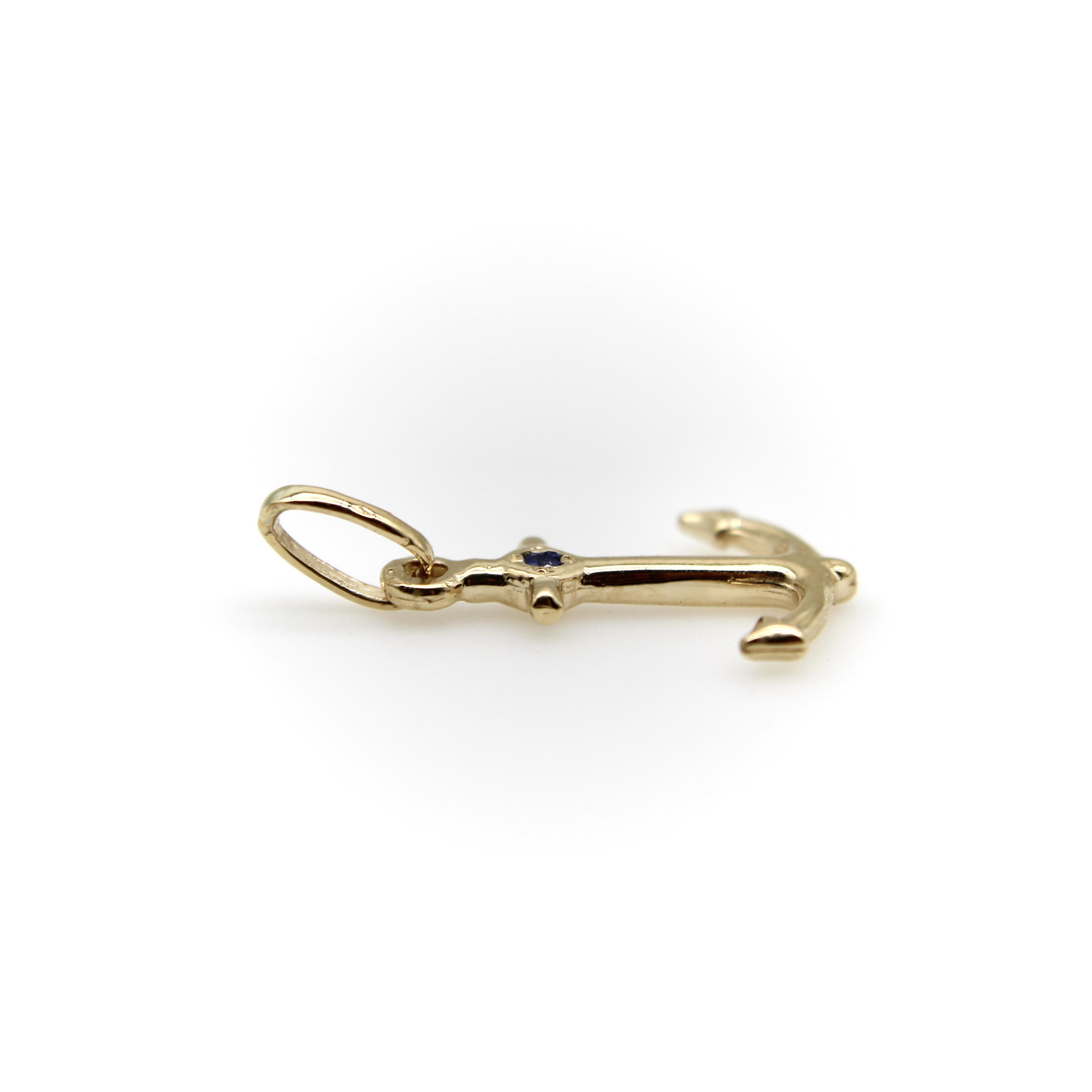 Taglio rotondo Charm ad ancora in oro 14K con zaffiro in vendita