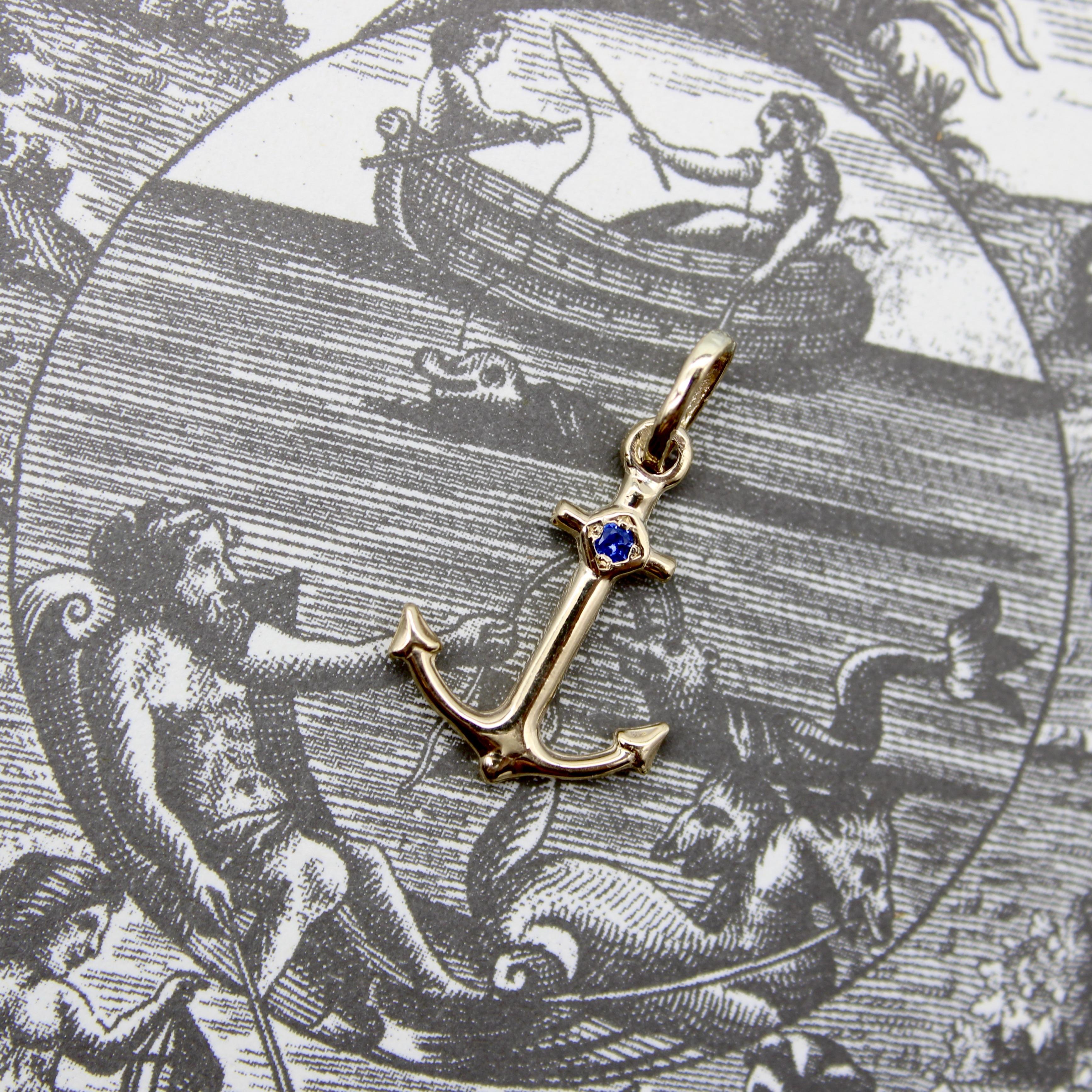 Charm ad ancora in oro 14K con zaffiro in vendita 2