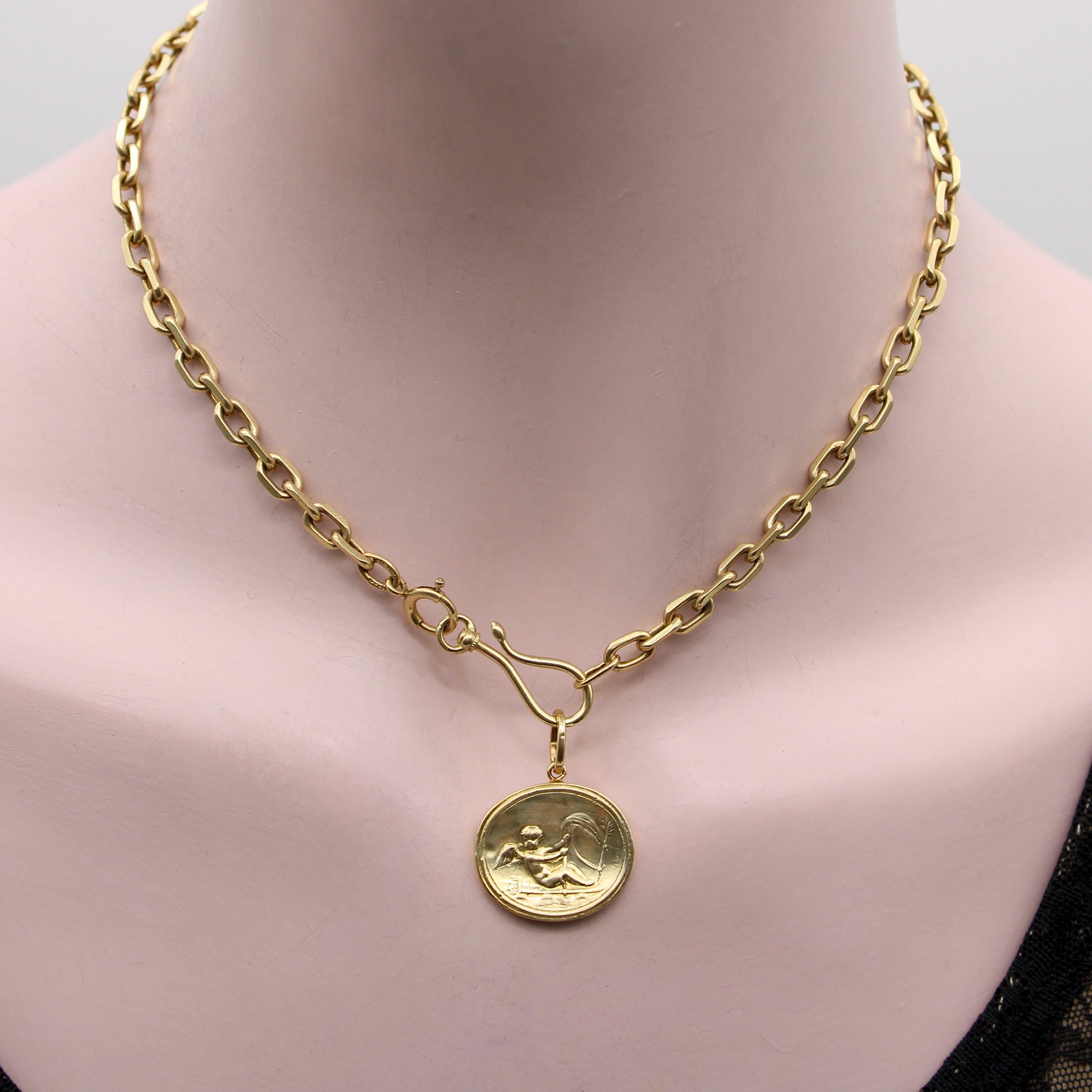 14K Gold Signature Classical Revival Cupid Medallion Unisexe en vente