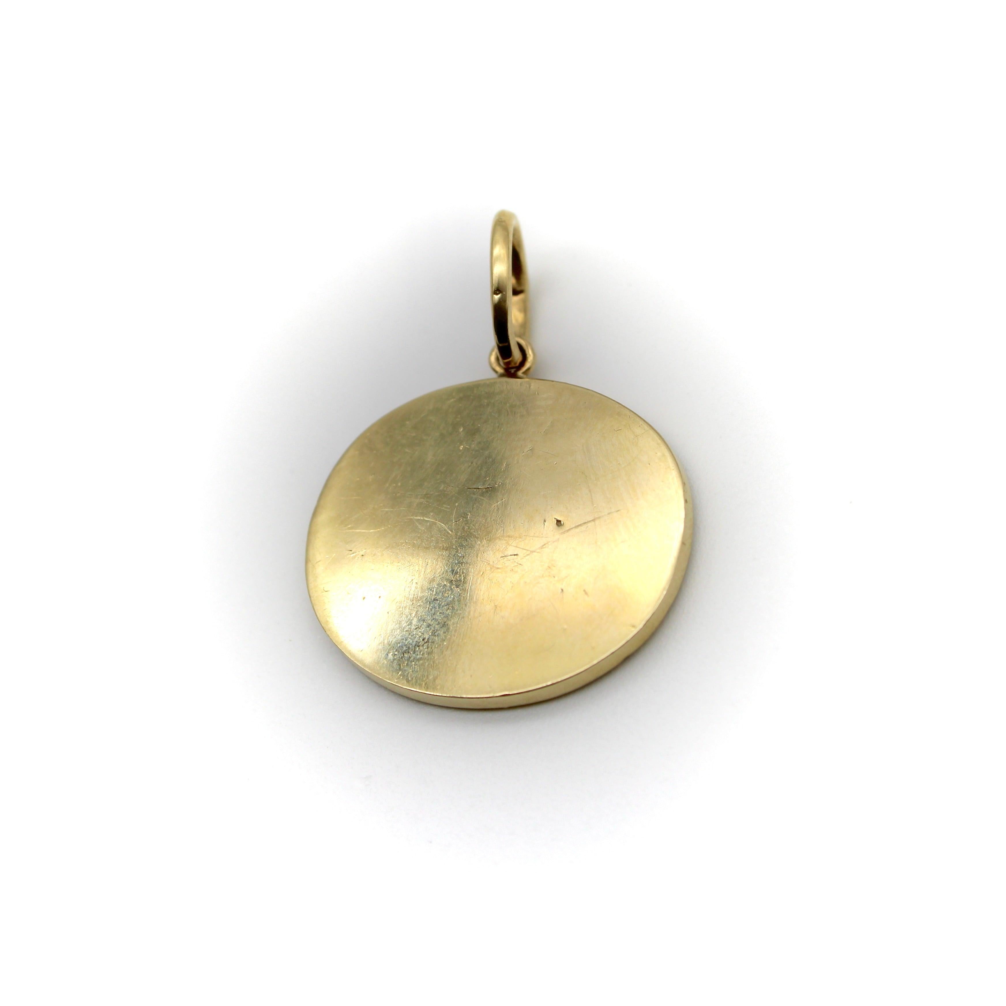 14K Gold Signature Classical Revival Cupid Medallion en vente 1