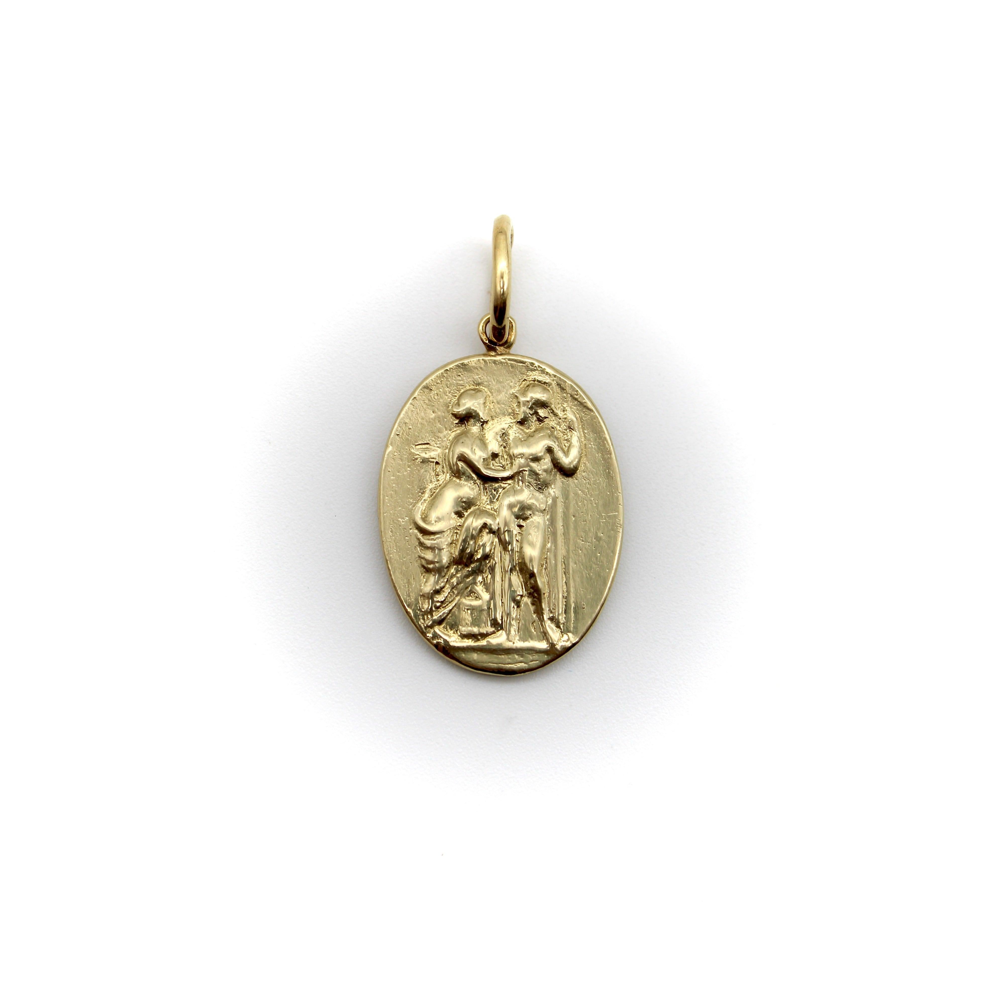 Créé dans le cadre de notre collection signature, ce médaillon en creux en or 14 carats représente Vénus et Marli, debout dans une étreinte. Vénus, la déesse de l'amour et de la beauté, est vaguement drapée dans une étoffe, tandis que son amant