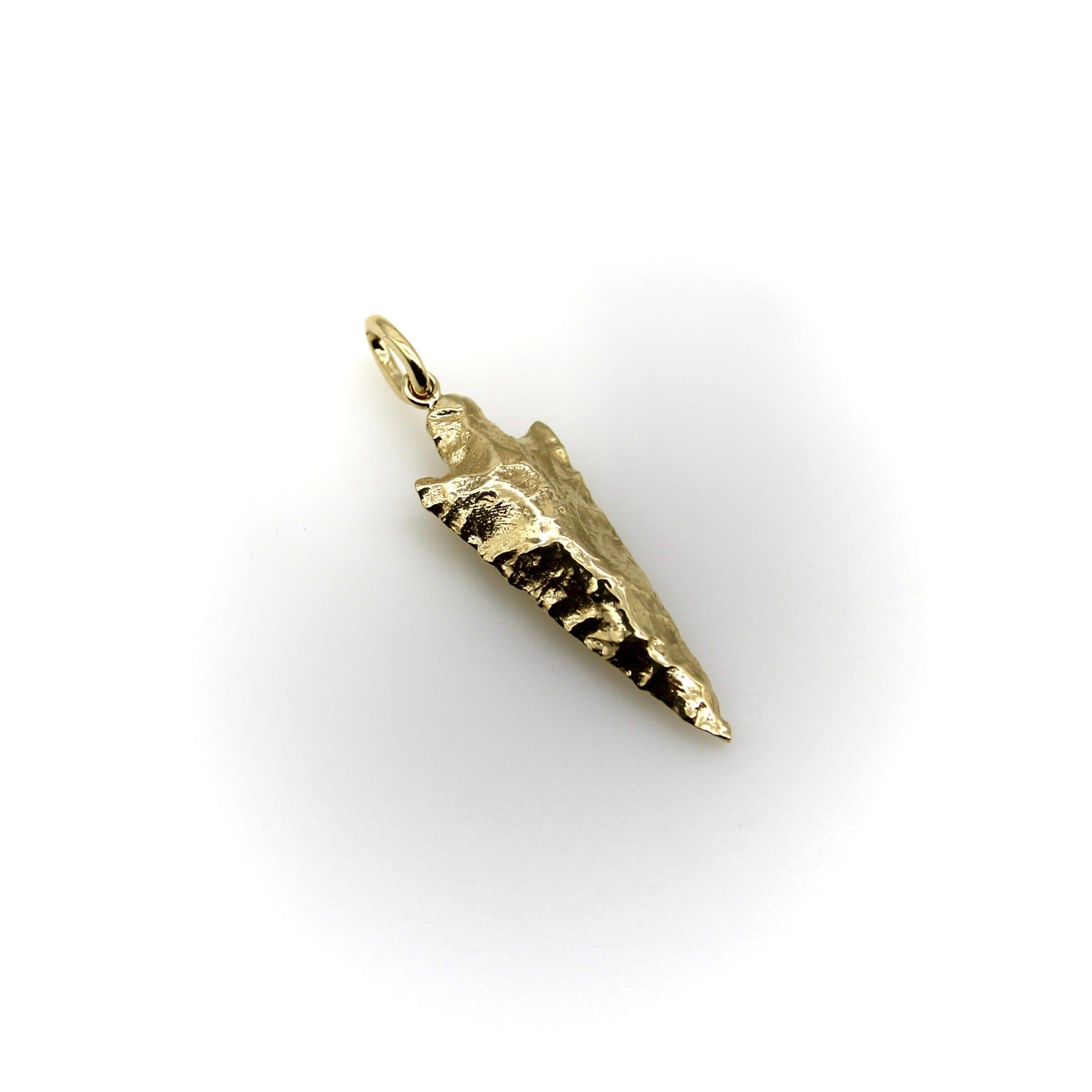 Parte della Kirsten's Corner Signature Collection, questo charm a forma di punta di freccia allungata in oro 14k è stato fuso da uno stampo creato con una vera punta di freccia. Ci è piaciuto molto il modo in cui la punta di freccia originale si