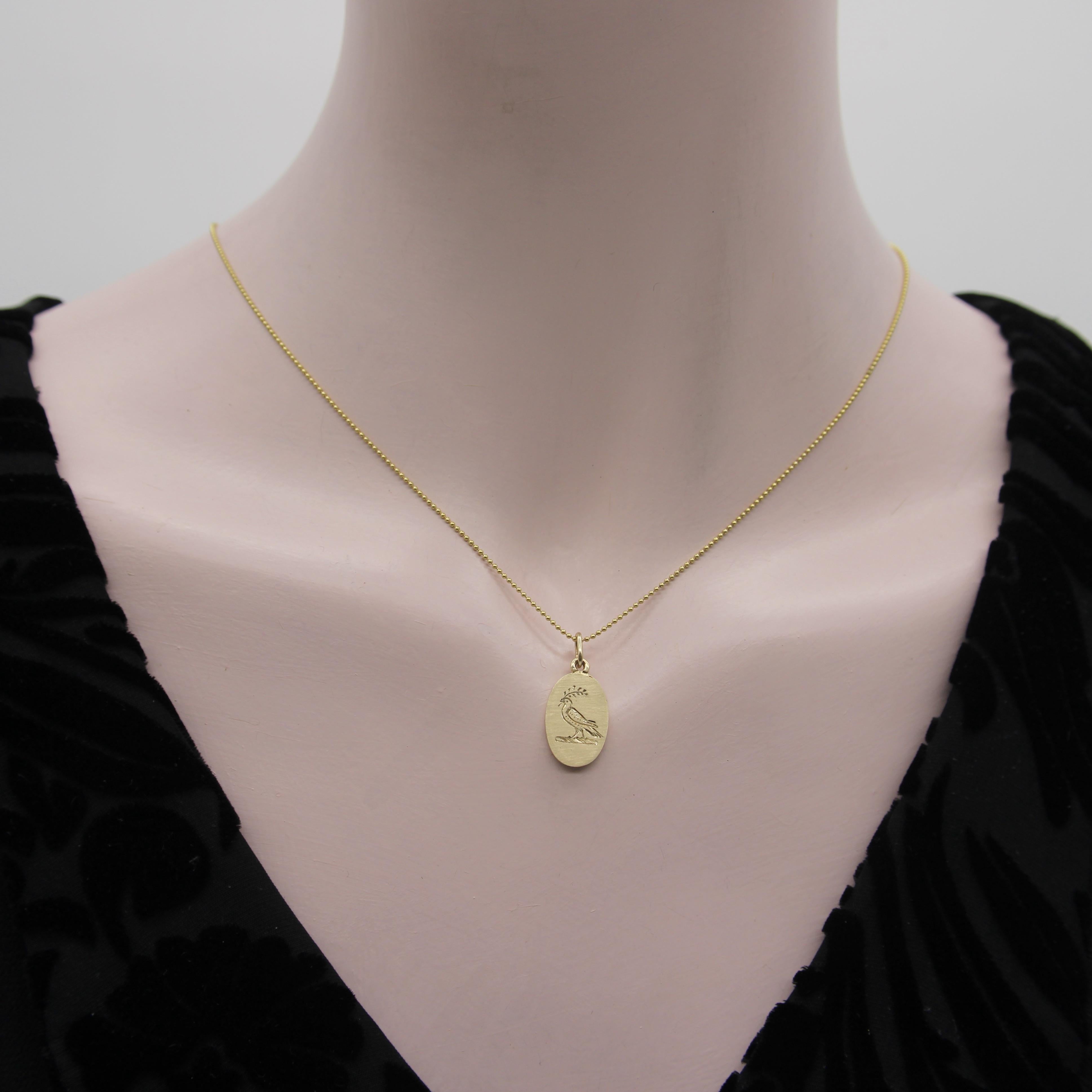 Ciondolo con uccello della pace inciso a mano e firmato in oro 14K in vendita 5