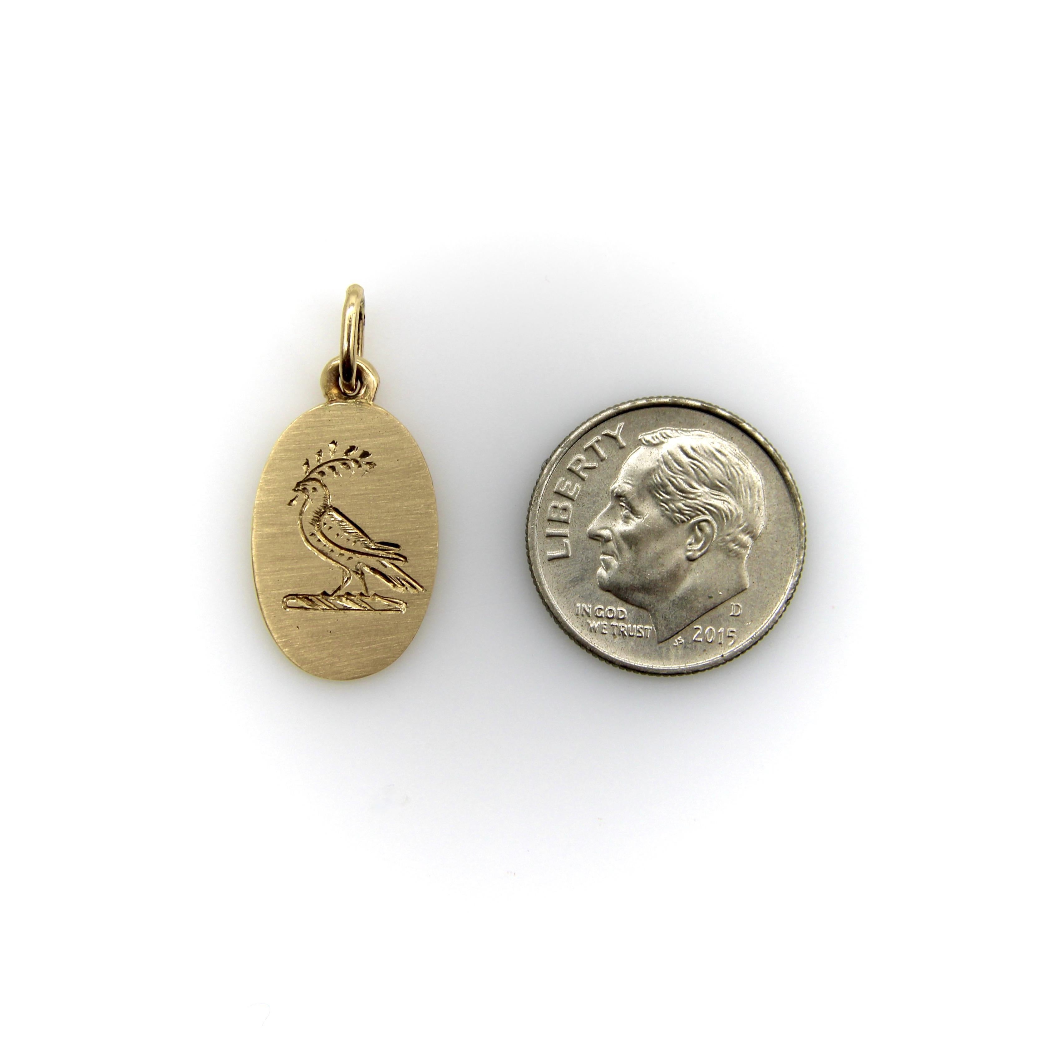 Ciondolo con uccello della pace inciso a mano e firmato in oro 14K in vendita 2