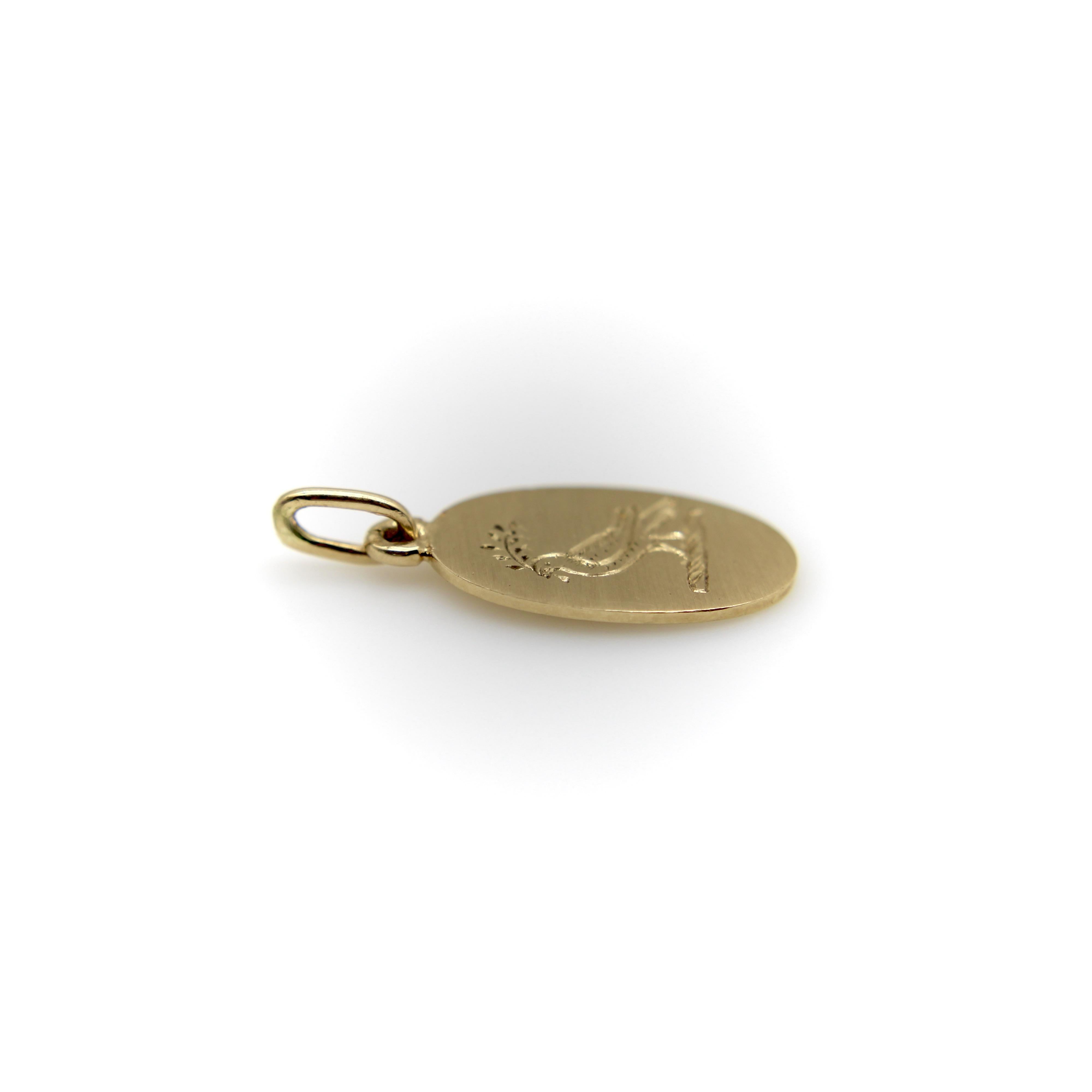Ciondolo con uccello della pace inciso a mano e firmato in oro 14K in vendita 3