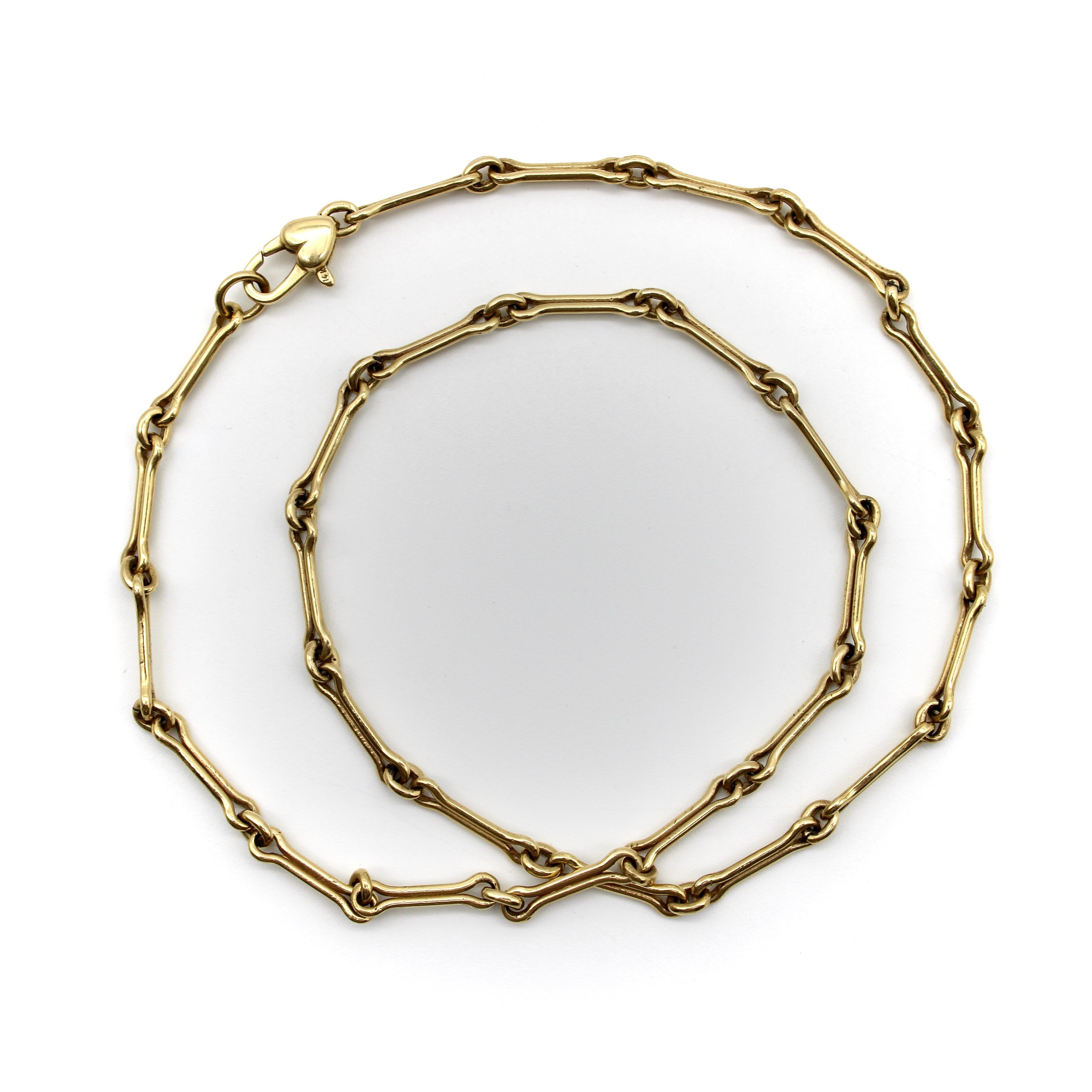 Collana a catena A Link con osso di cane, fatta a mano e firmata in oro 14K, con chiusura a cuore

Questa collana in oro 14k, che fa parte della linea Kirsten's Corner Signature Line, presenta un motivo ripetuto di una maglia a forma di osso di cane