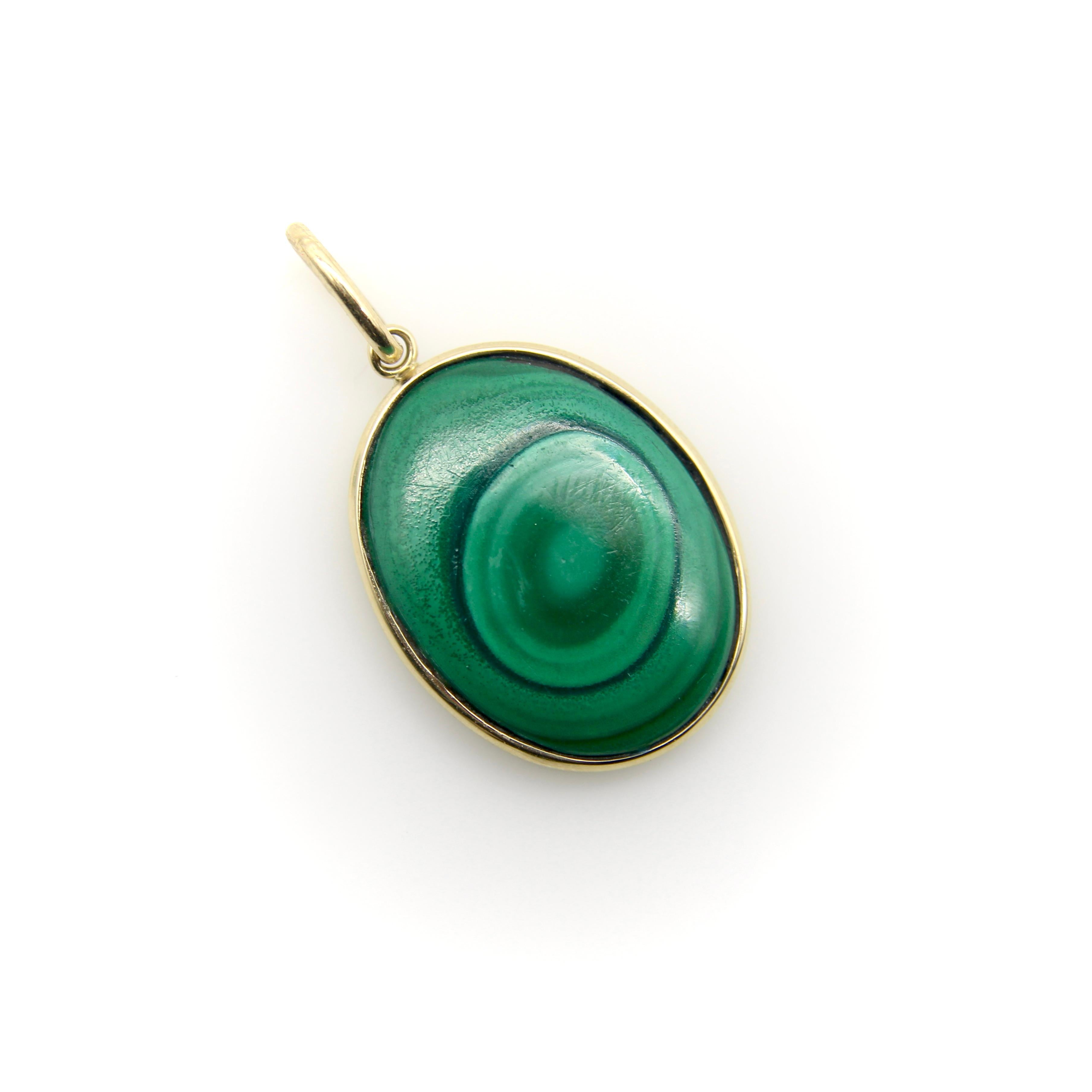Parte della nostra collezione signature, abbiamo incastonato una malachite in oro 14k per creare un pendente di forma ovale. Quando lavoriamo con la malachite - una gemma verde nota per i suoi bellissimi strati - cerchiamo pezzi che abbiano qualcosa