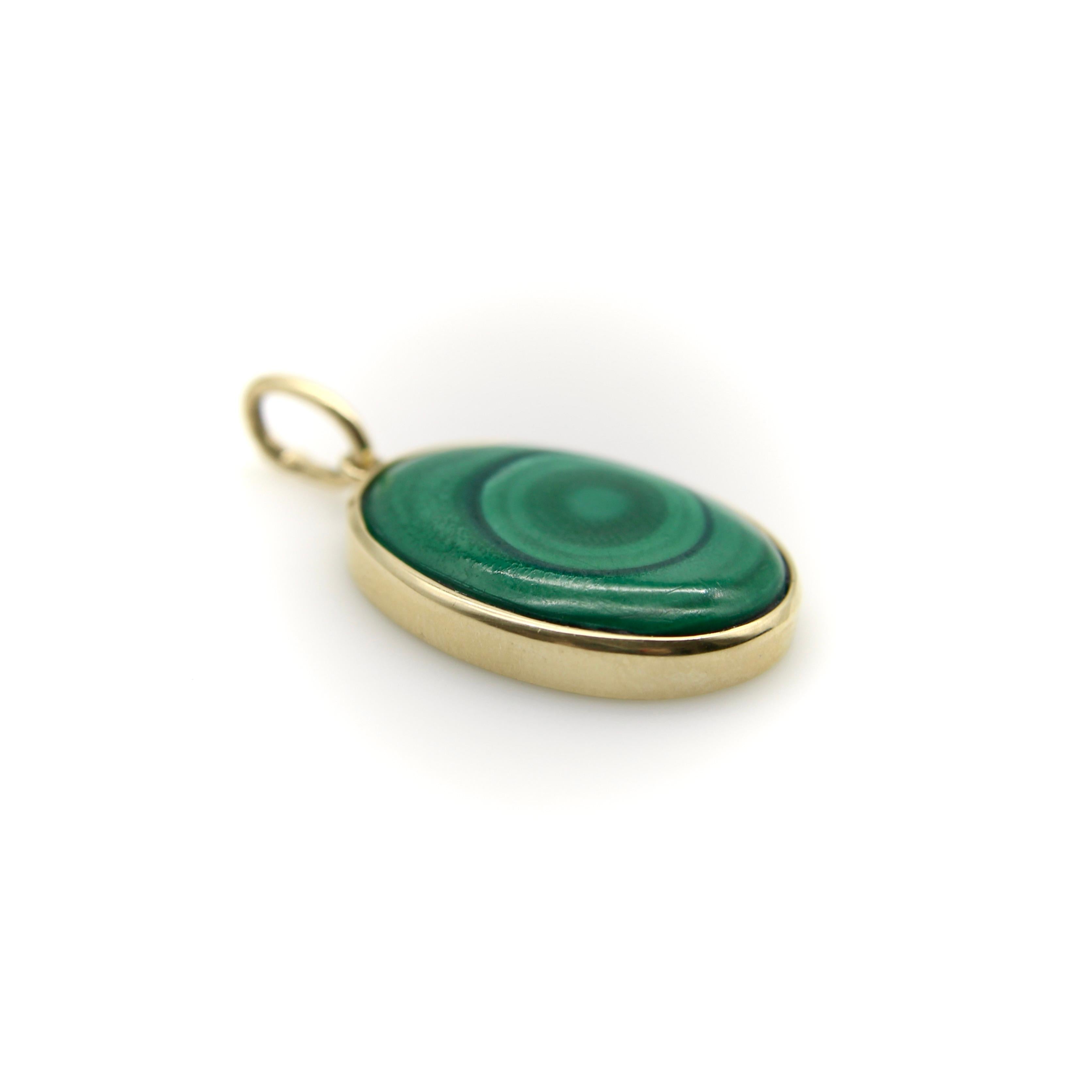 Contemporaneo Ciondolo a forma di cerchi concentrici in malachite con firma in oro 14K in vendita