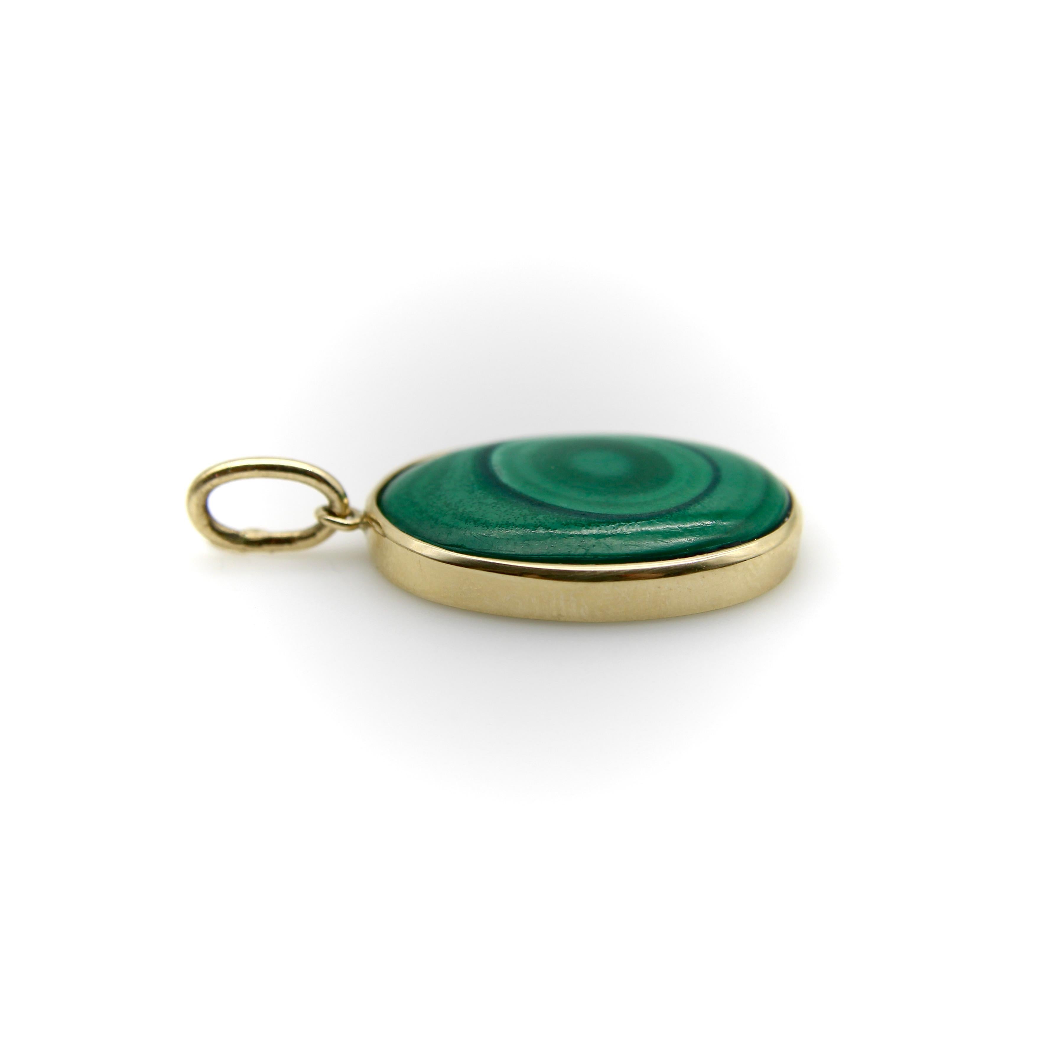 Cabochon Ciondolo a forma di cerchi concentrici in malachite con firma in oro 14K in vendita