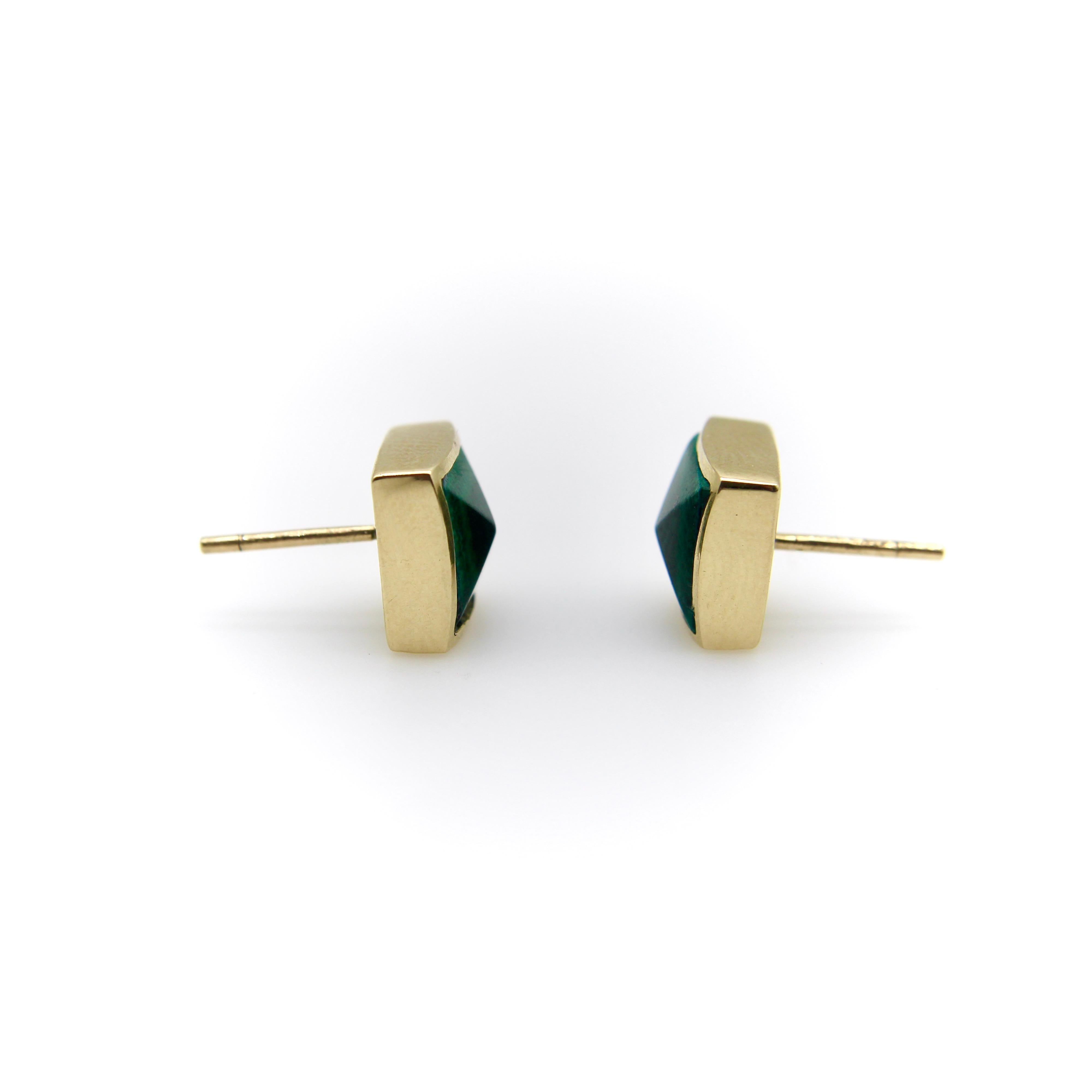 Contemporaneo Borchie a piramide in malachite firmate in oro 14K in vendita