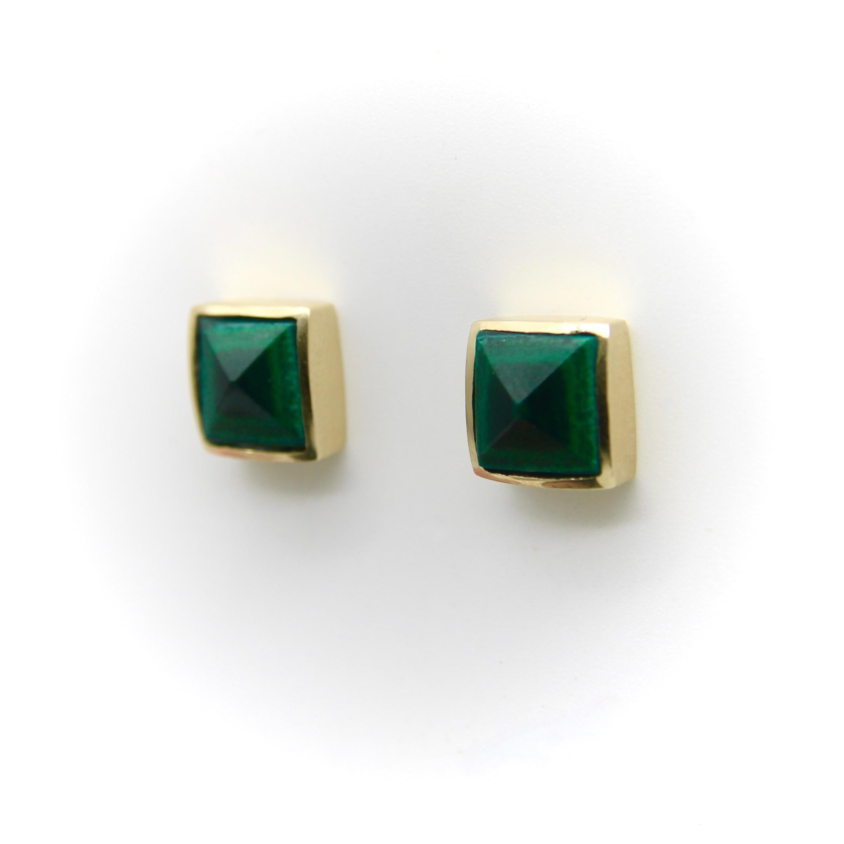 Cabochon Borchie a piramide in malachite firmate in oro 14K in vendita