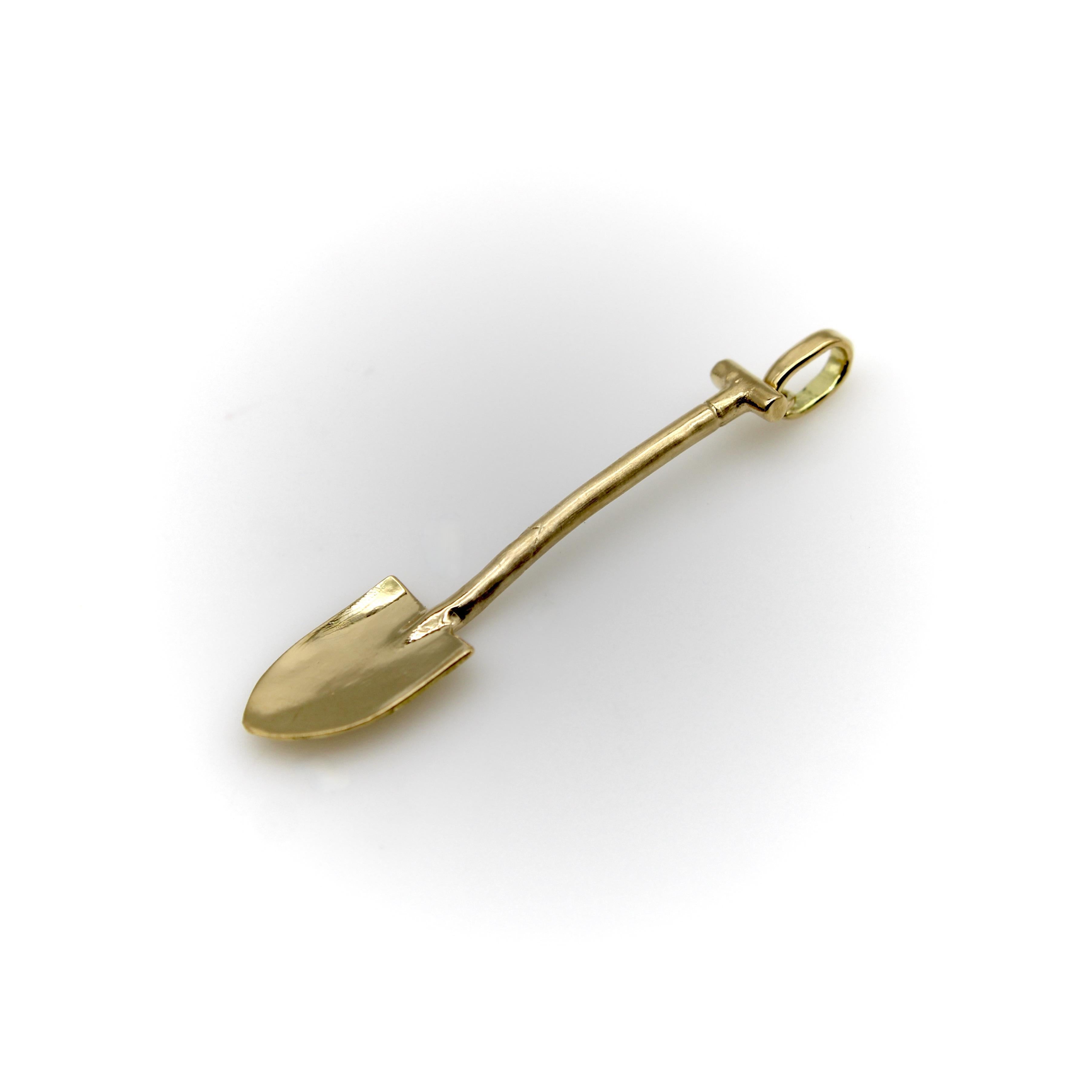 Contemporain Pendentif ou breloque pelle Signature en or 14K en vente