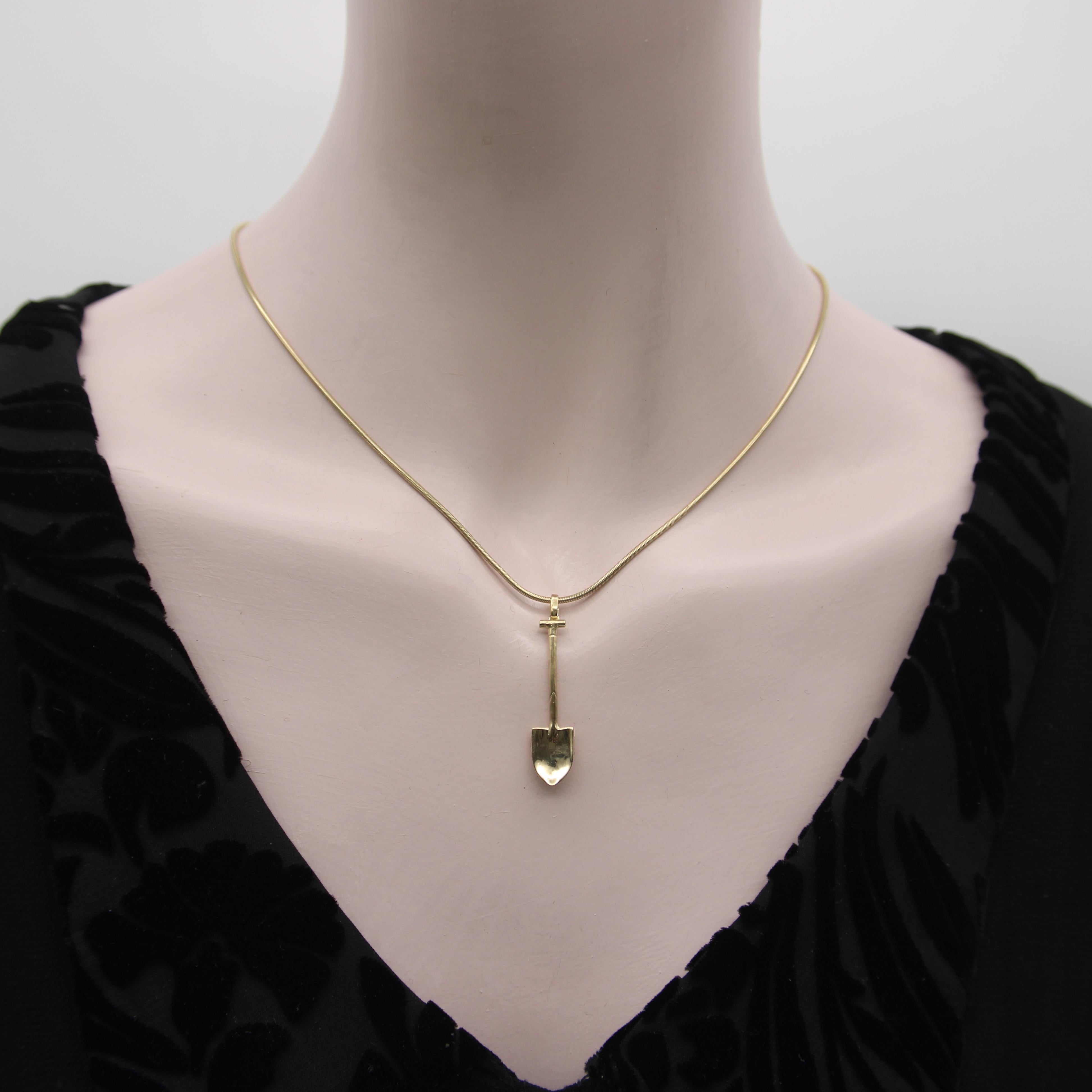 Pendentif ou breloque pelle Signature en or 14K en vente 2