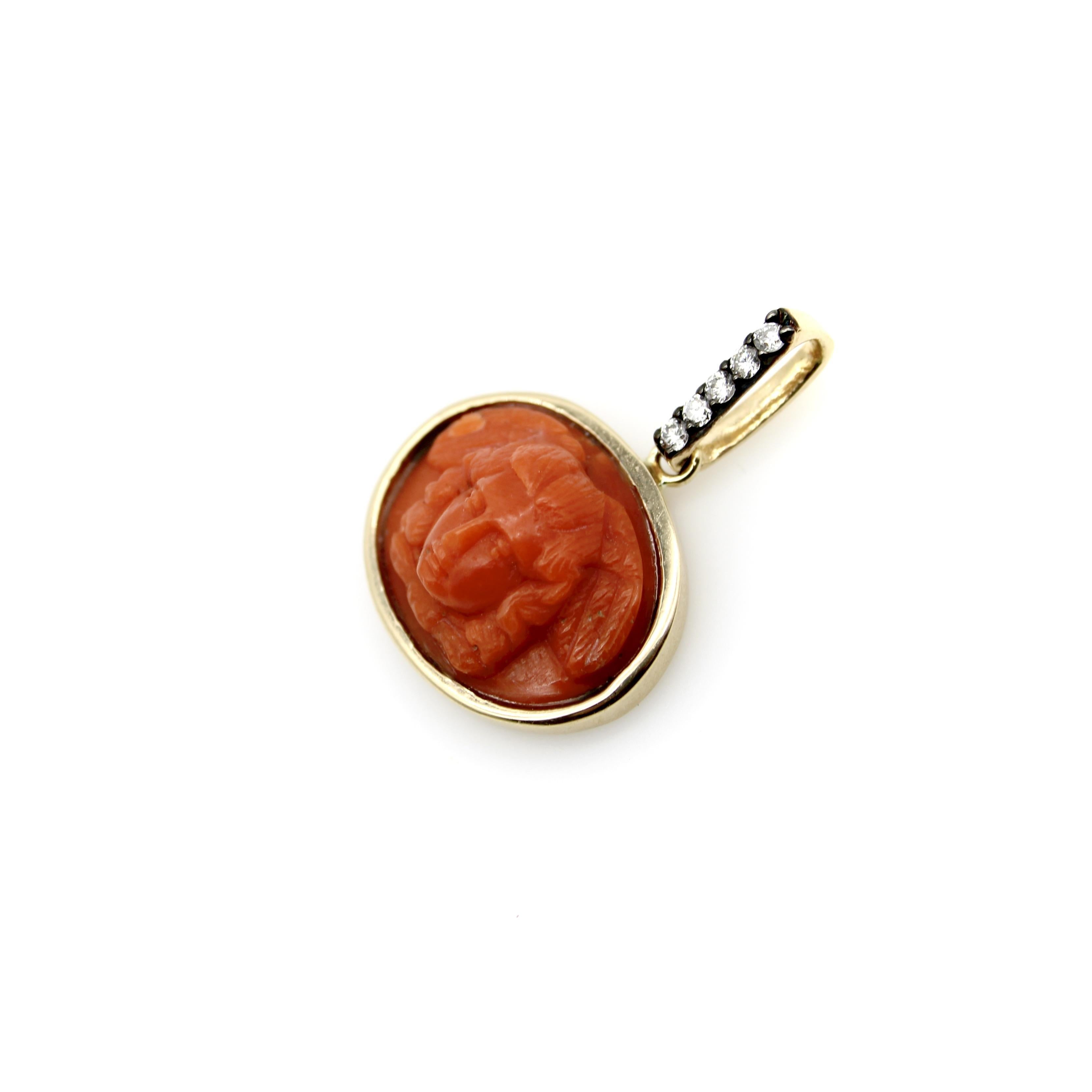 Nous avons commencé par une magnifique sculpture en corail en bas-relief datant de l'époque victorienne, qui nous est parvenue en vrac. Nous l'avons immédiatement imaginée comme un pendentif avec un cadre en or. Le chérubin est délicieusement