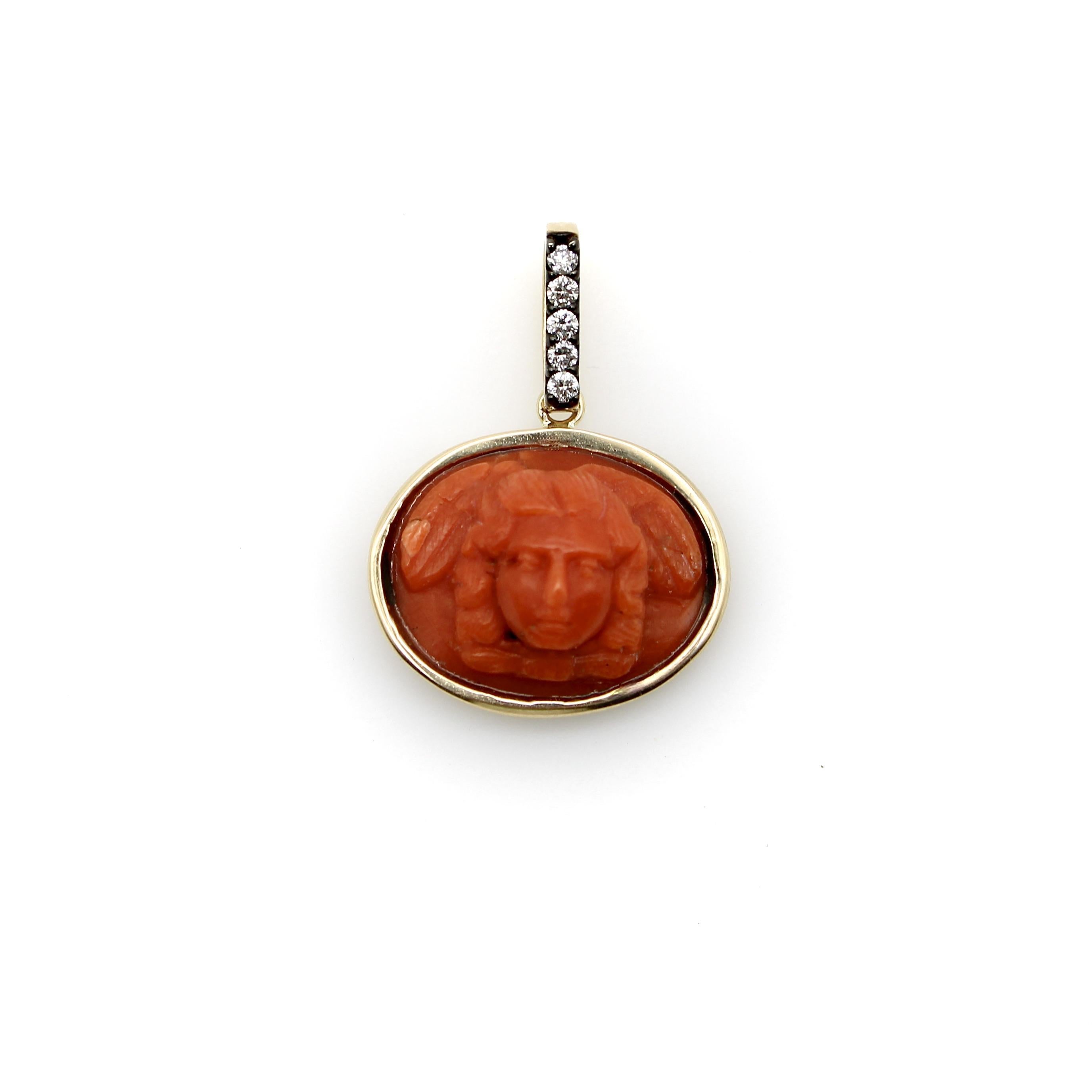 Victorien Pendentif ange ailé en corail victorien Signature en or 14K avec diamants en vente