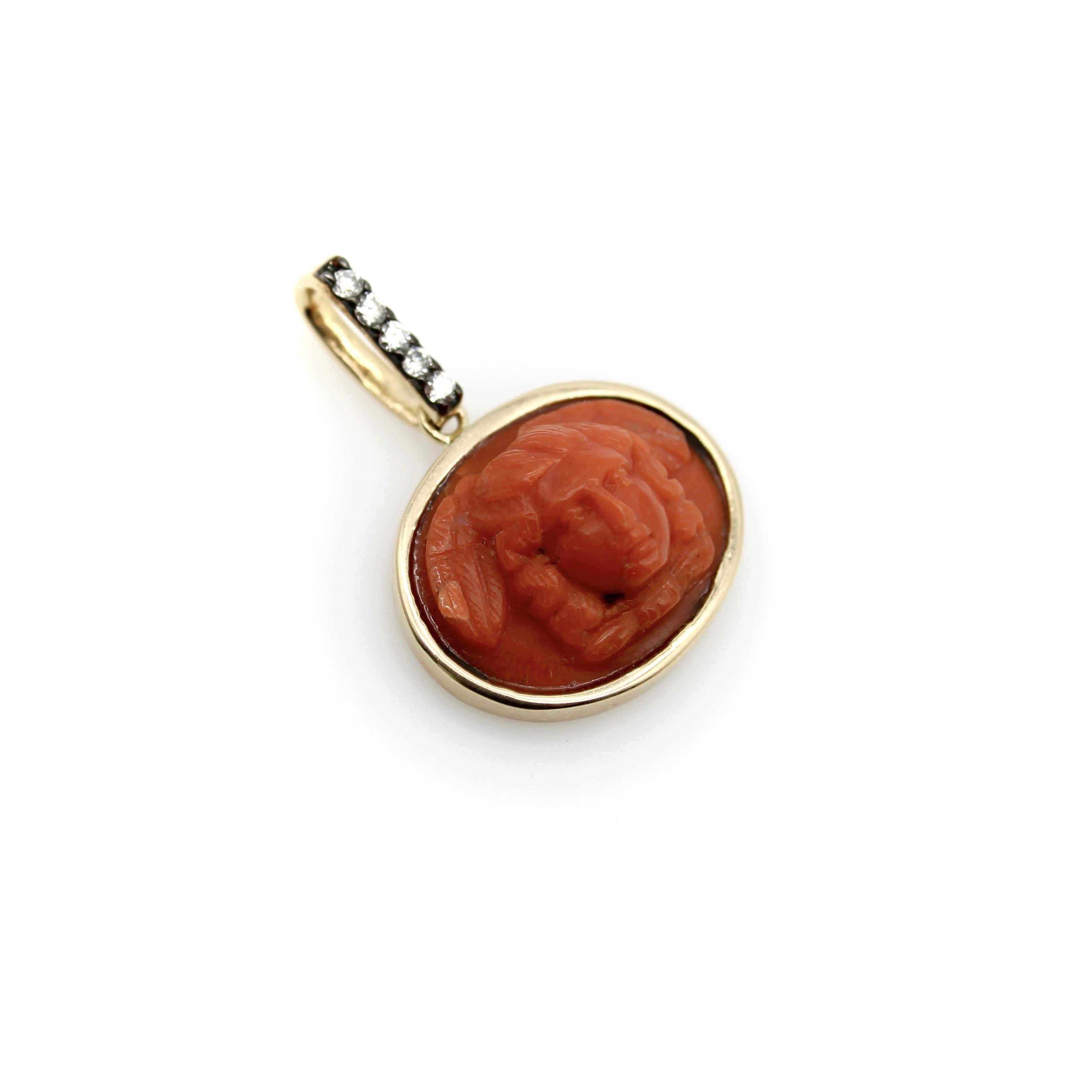 Taille ronde Pendentif ange ailé en corail victorien Signature en or 14K avec diamants en vente