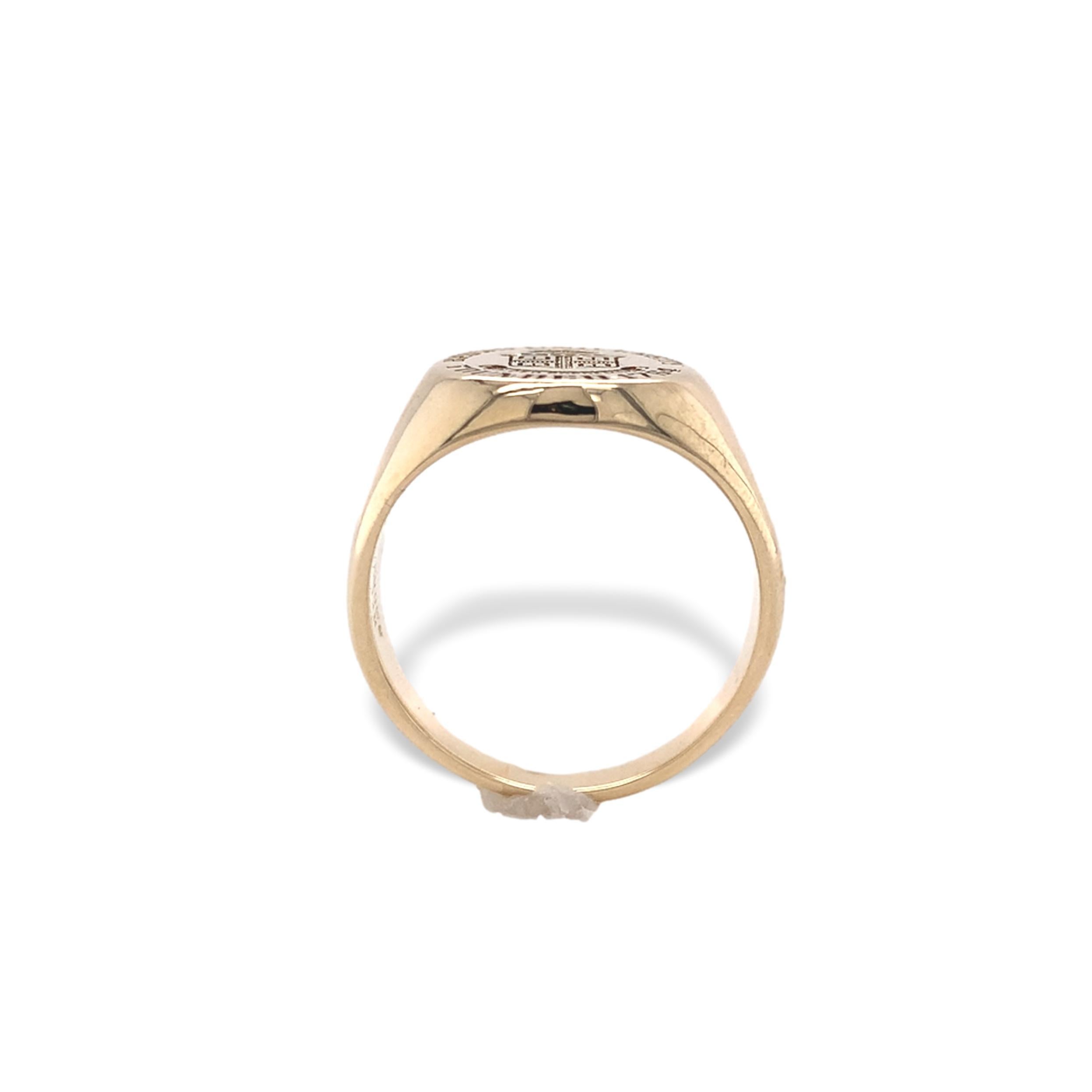 Anello con sigillo in oro giallo 14 carati con incise le insegne della Brown University. L'area ovale incisa misura circa 3/8