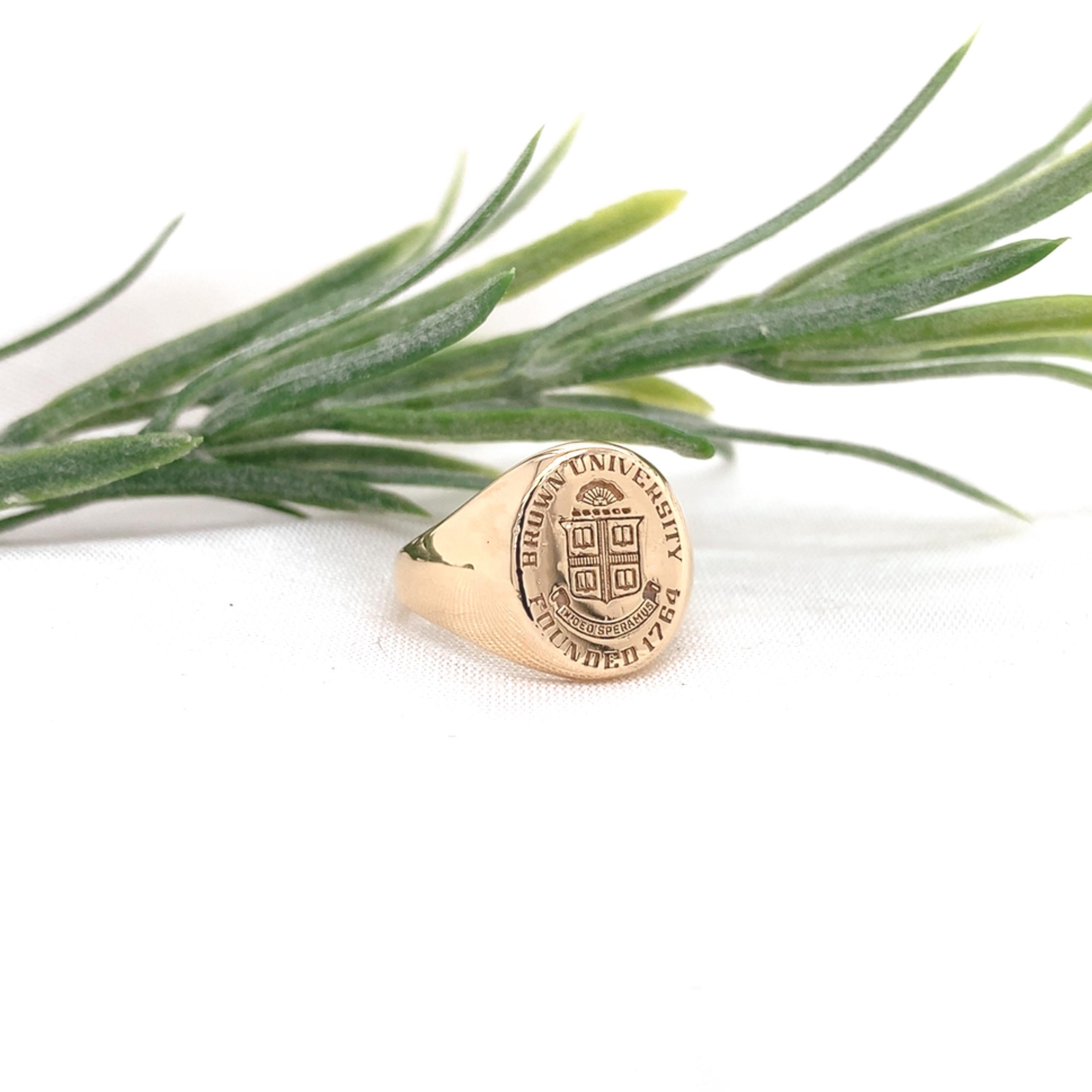 Anello Signet in oro 14K con insegne incise dell'Università di Brown in vendita 1