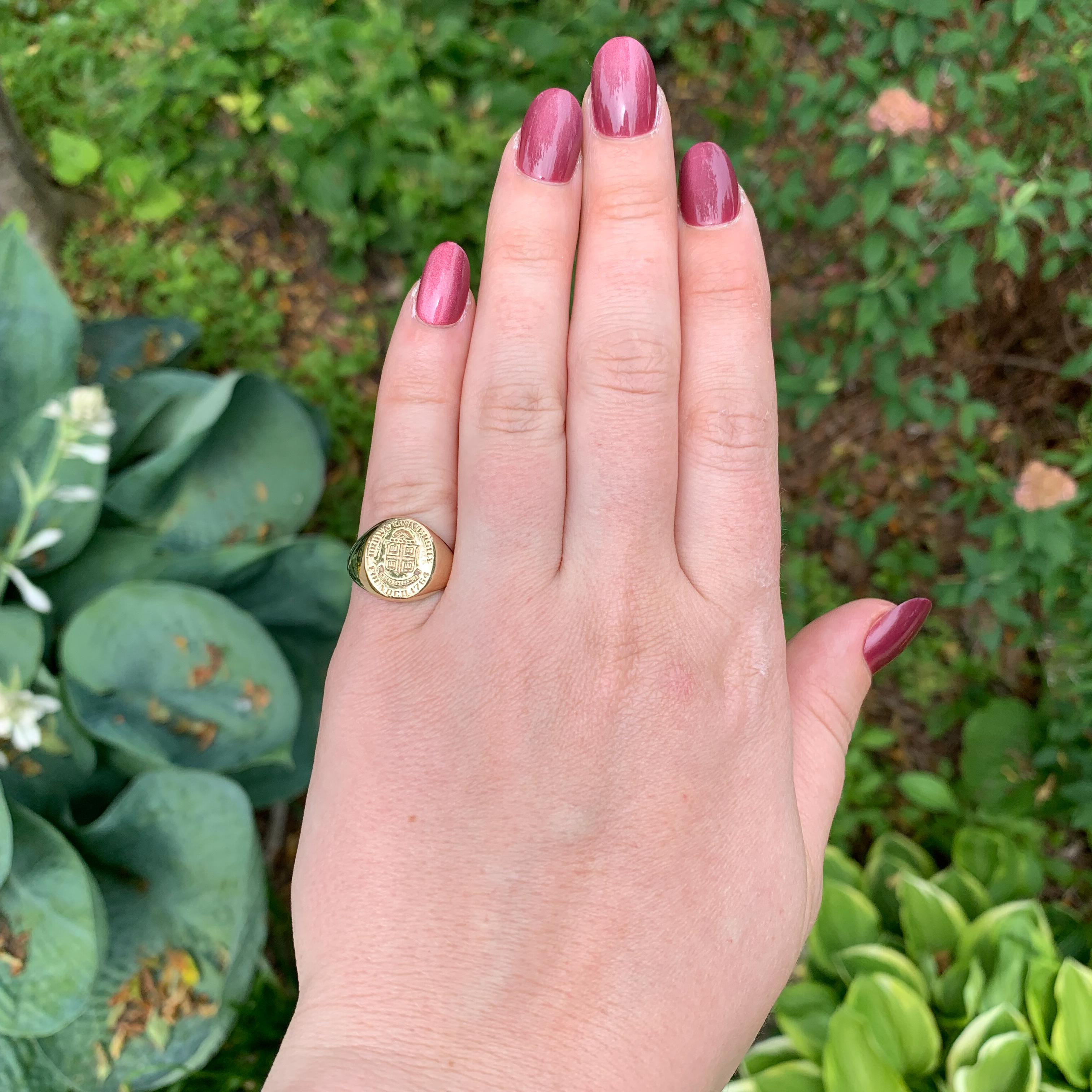 Anello Signet in oro 14K con insegne incise dell'Università di Brown in vendita 2