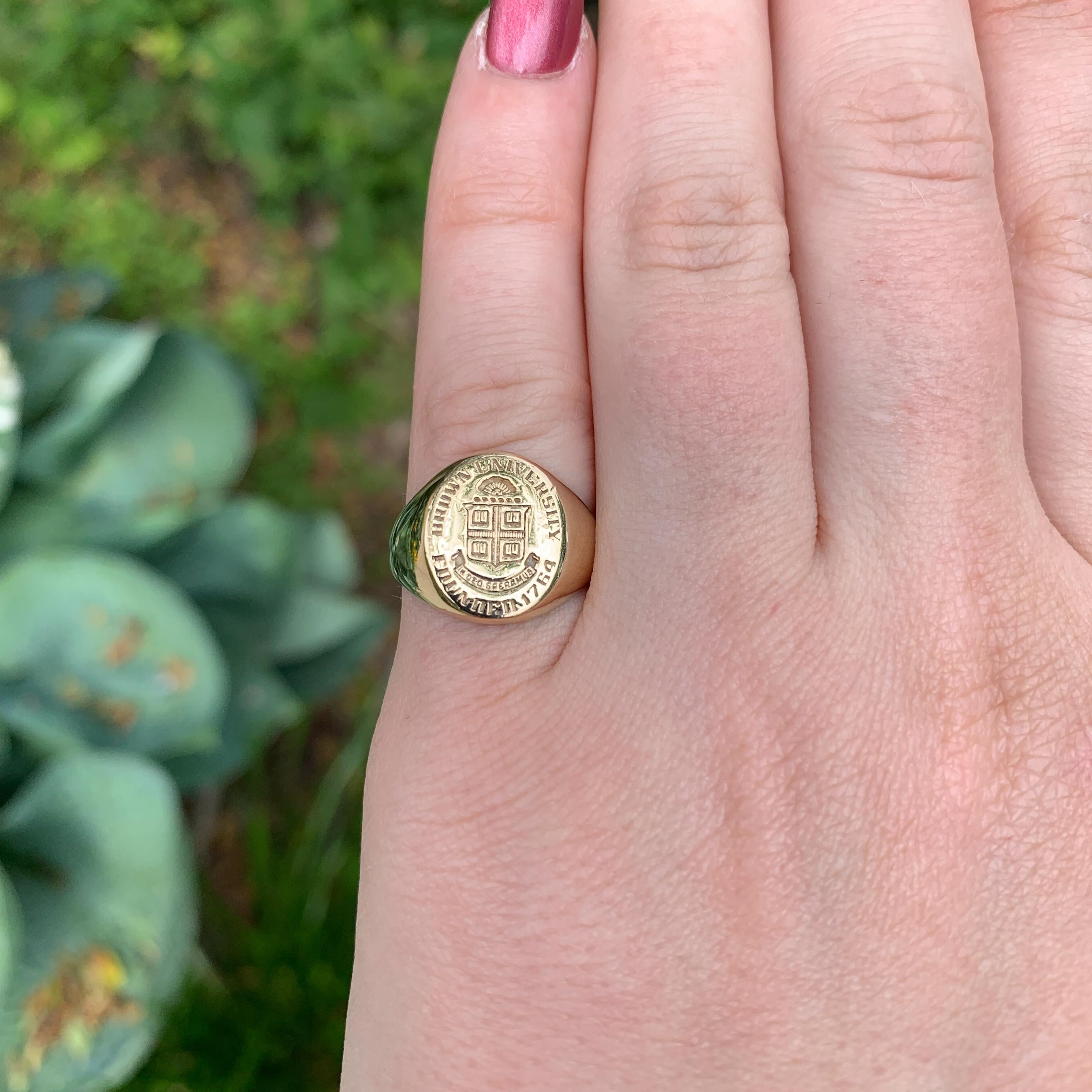 Anello Signet in oro 14K con insegne incise dell'Università di Brown in vendita 3