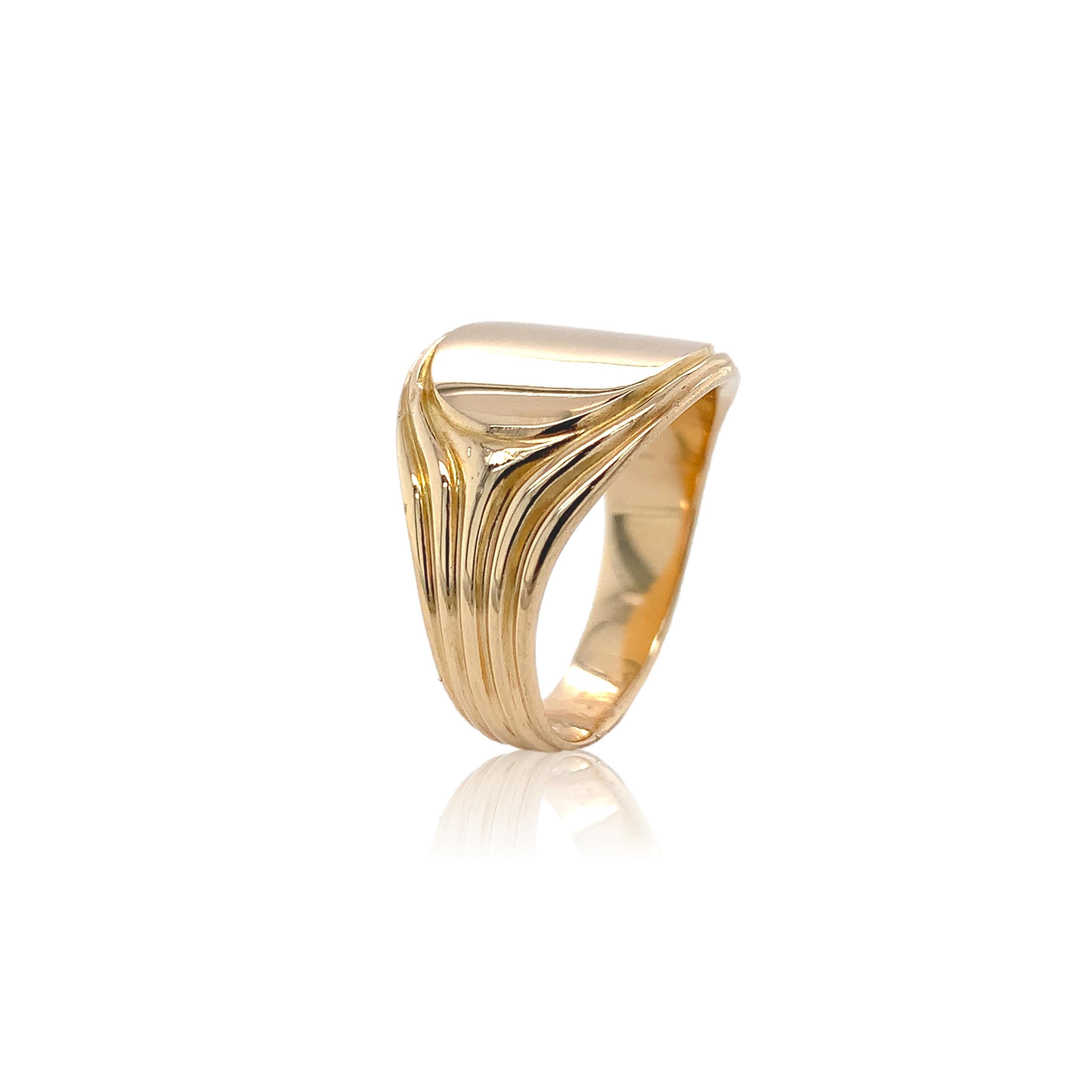 14K Gold Signet Ring with Ribbed Lines In Good Condition For Sale In Big Bend, WI
