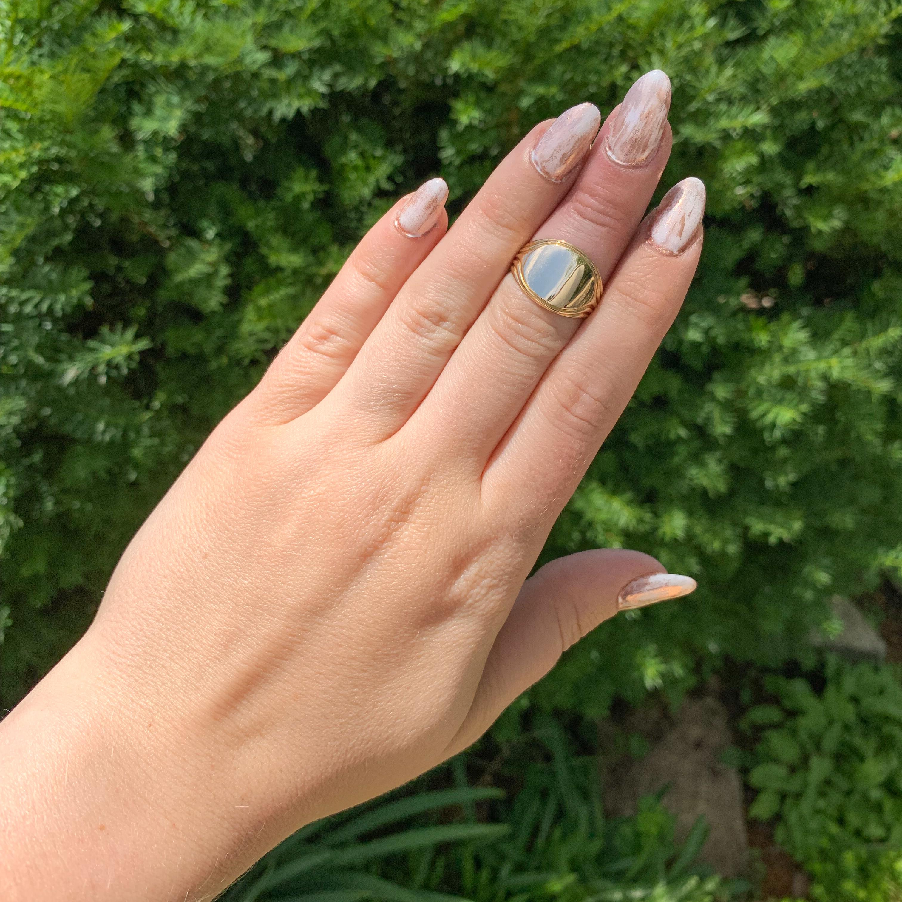 14K Gold Signet Ring with Ribbed Lines For Sale 2