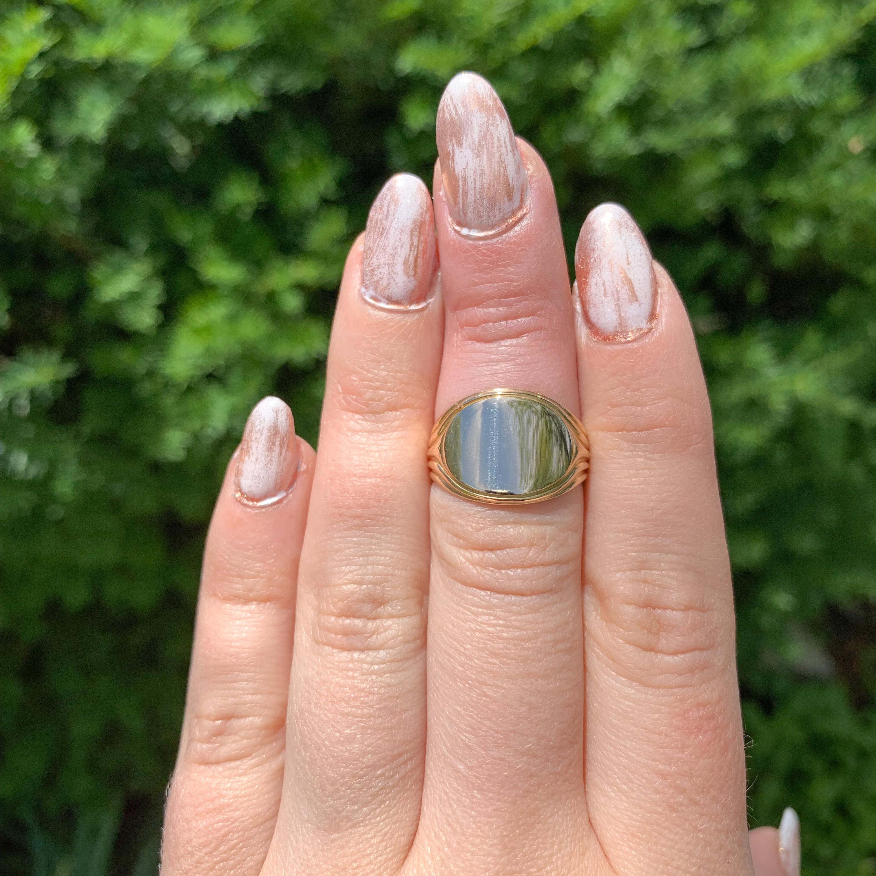 14K Gold Signet Ring with Ribbed Lines For Sale 3