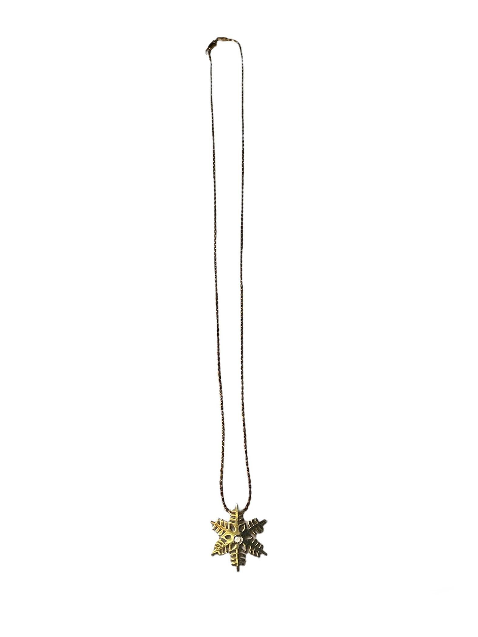 14k Gold Single Diamond Snowflake Pendant Necklace For Sale 6
